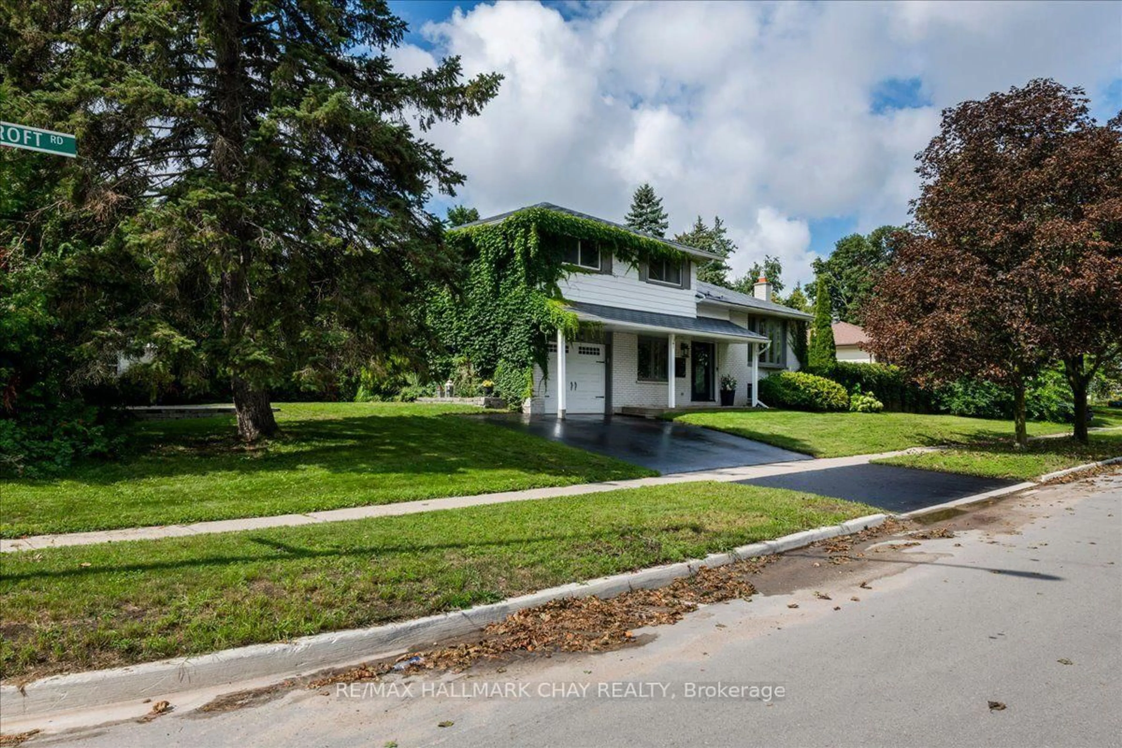 Home with vinyl exterior material, street for 19 Highcroft Rd, Barrie Ontario L4N 2X3