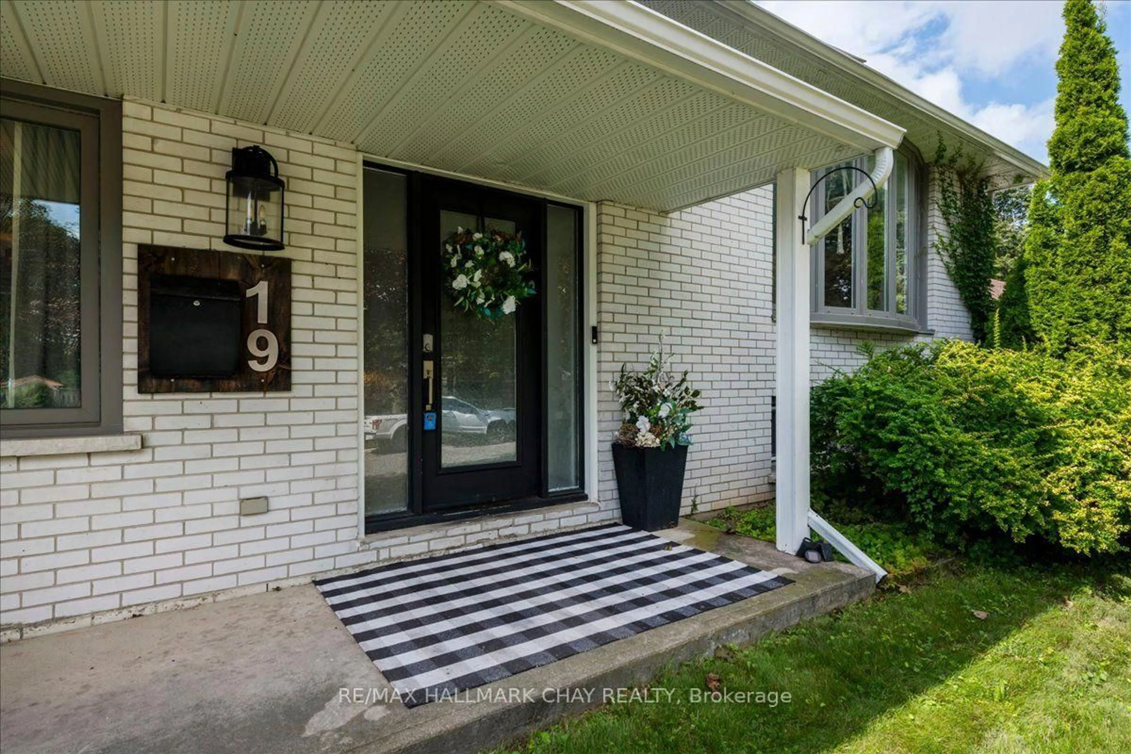 Indoor entryway for 19 Highcroft Rd, Barrie Ontario L4N 2X3