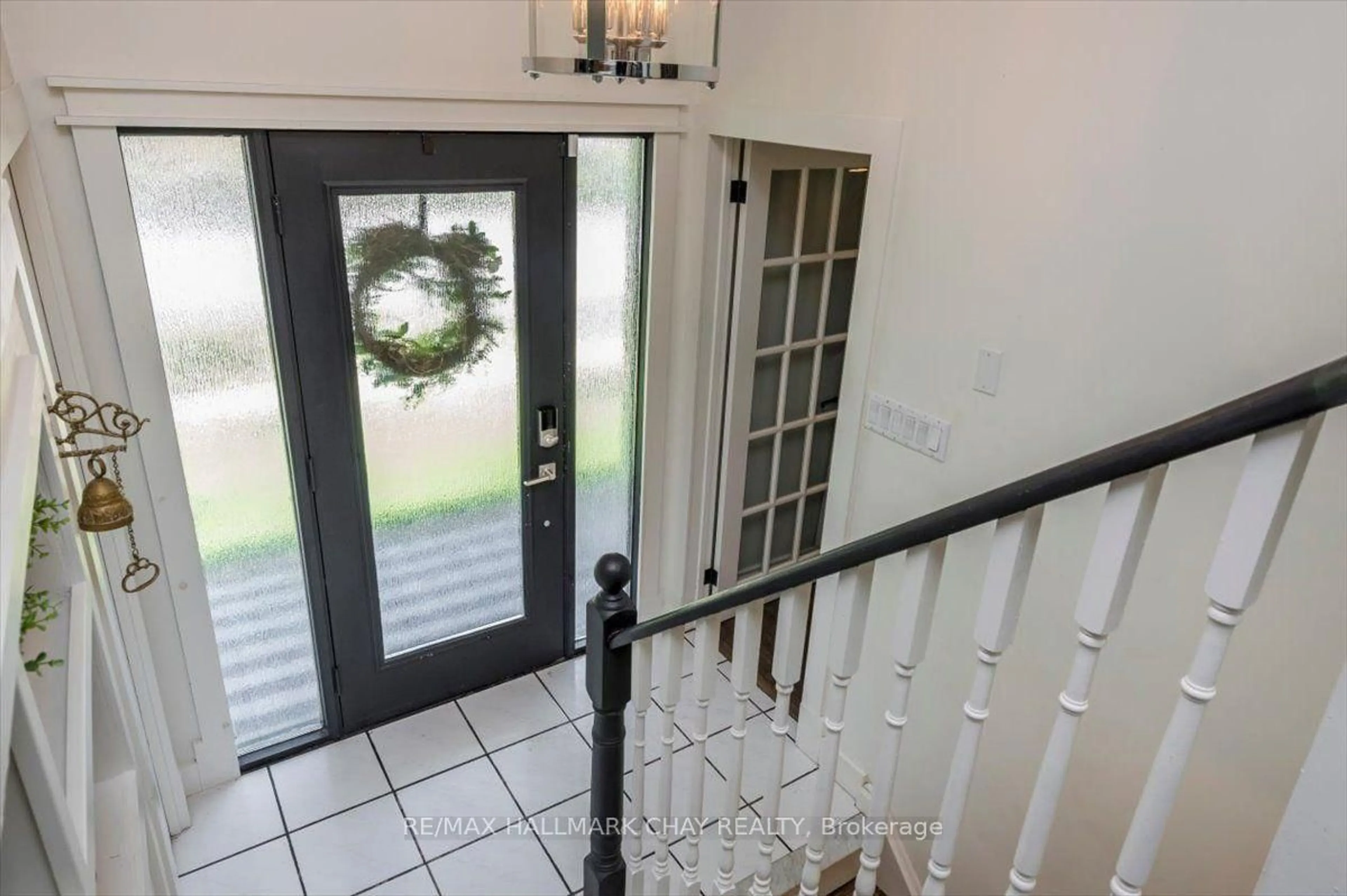 Indoor entryway for 19 Highcroft Rd, Barrie Ontario L4N 2X3