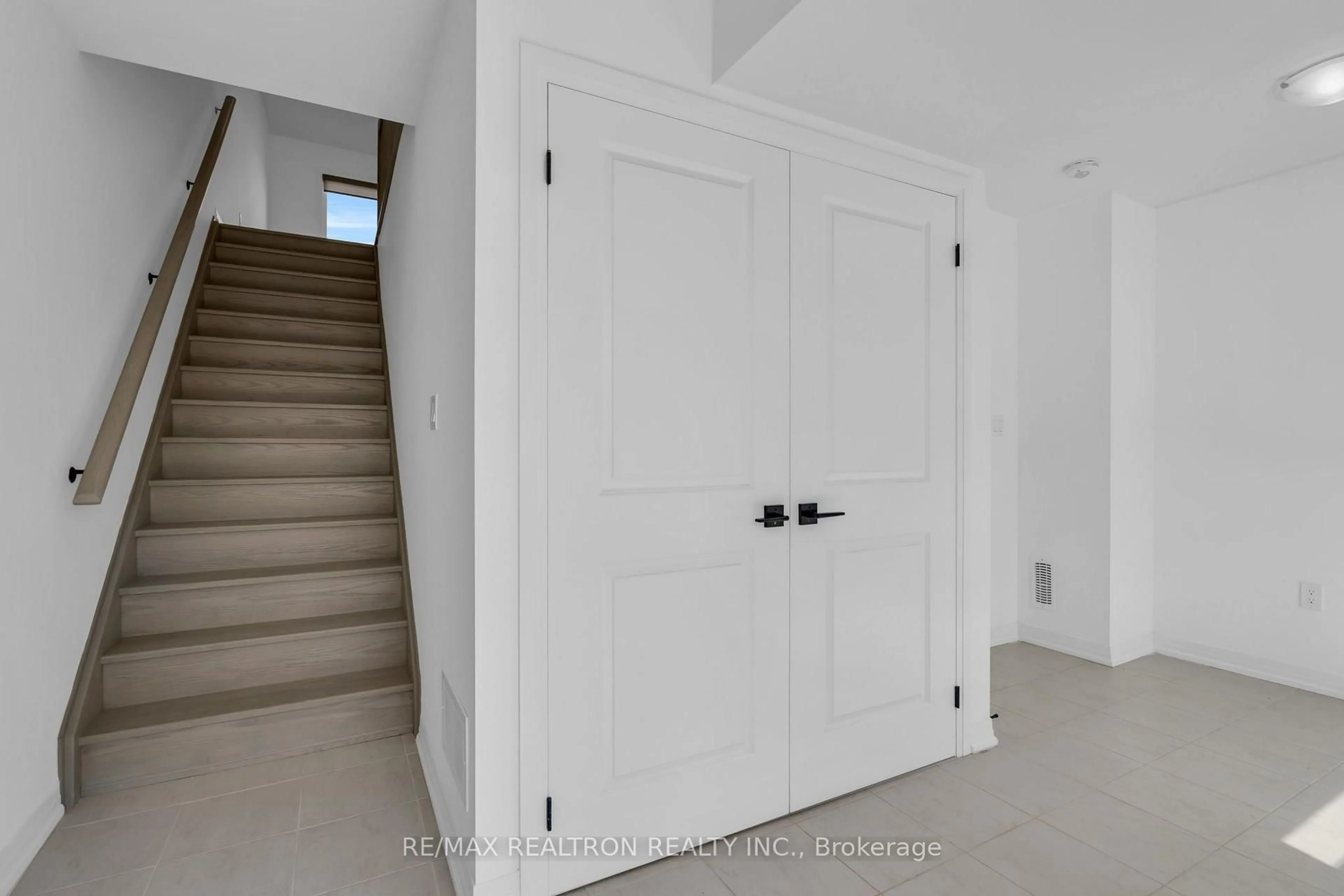 Indoor entryway for 59 Fairlane Ave, Barrie Ontario L9J 0N1