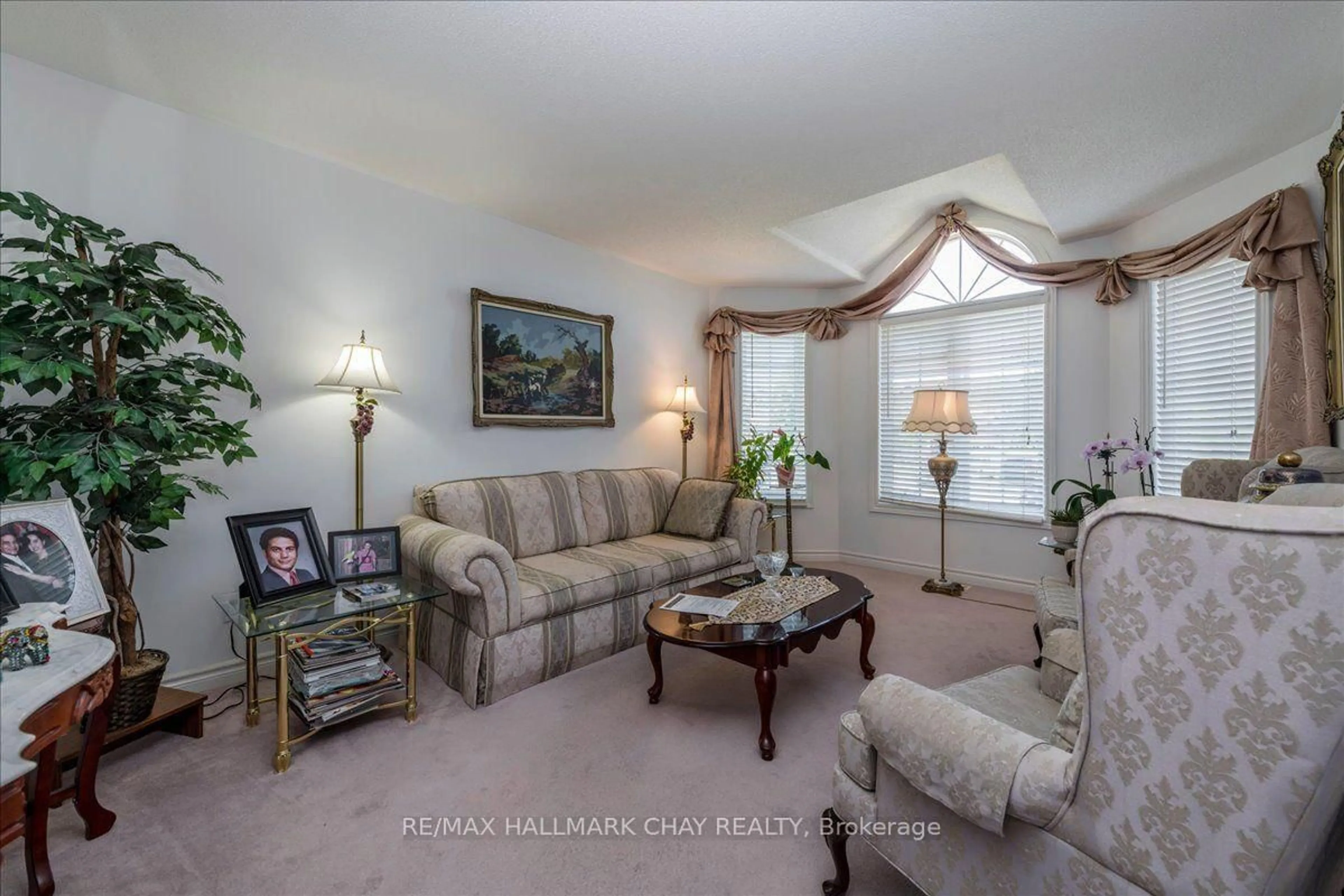 Living room with furniture, unknown for 245 Pringle Dr, Barrie Ontario L4N 0P4