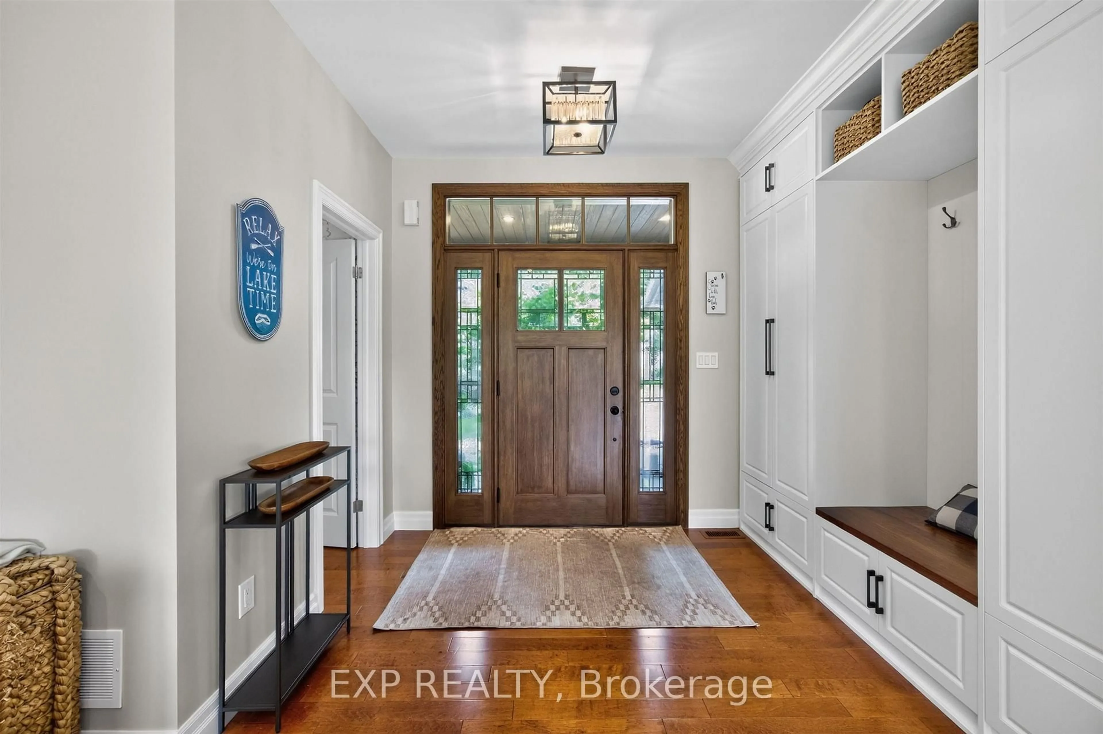 Indoor entryway for 187 Shanty Bay Rd, Barrie Ontario L4M 1E1