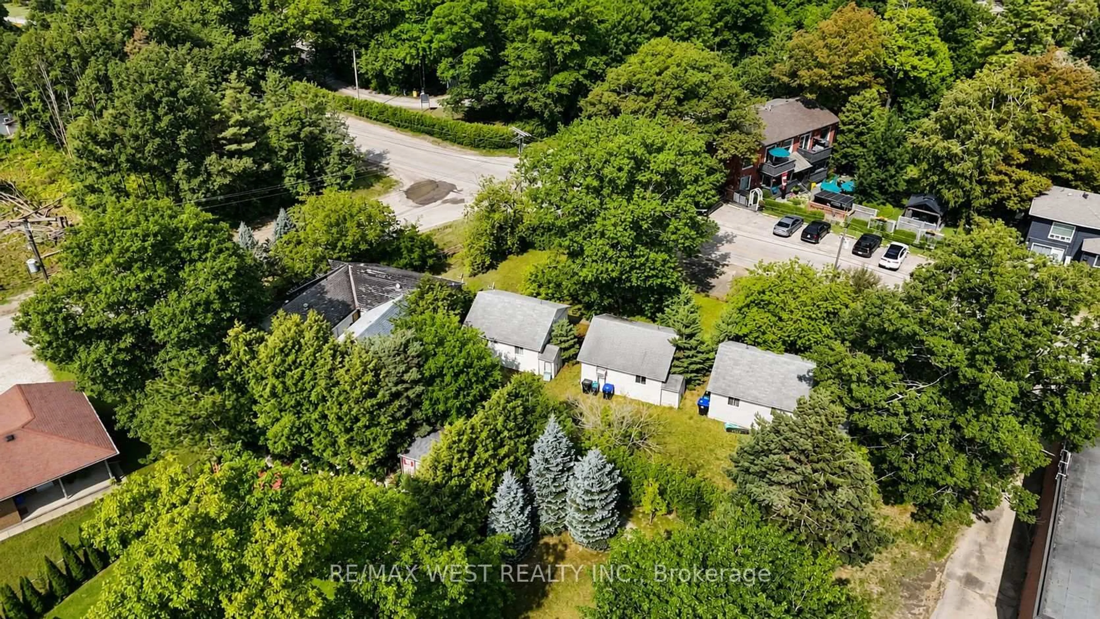 A pic from outside/outdoor area/front of a property/back of a property/a pic from drone, unknown for 195 Dunkerron Ave, Wasaga Beach Ontario L9Z 2G8