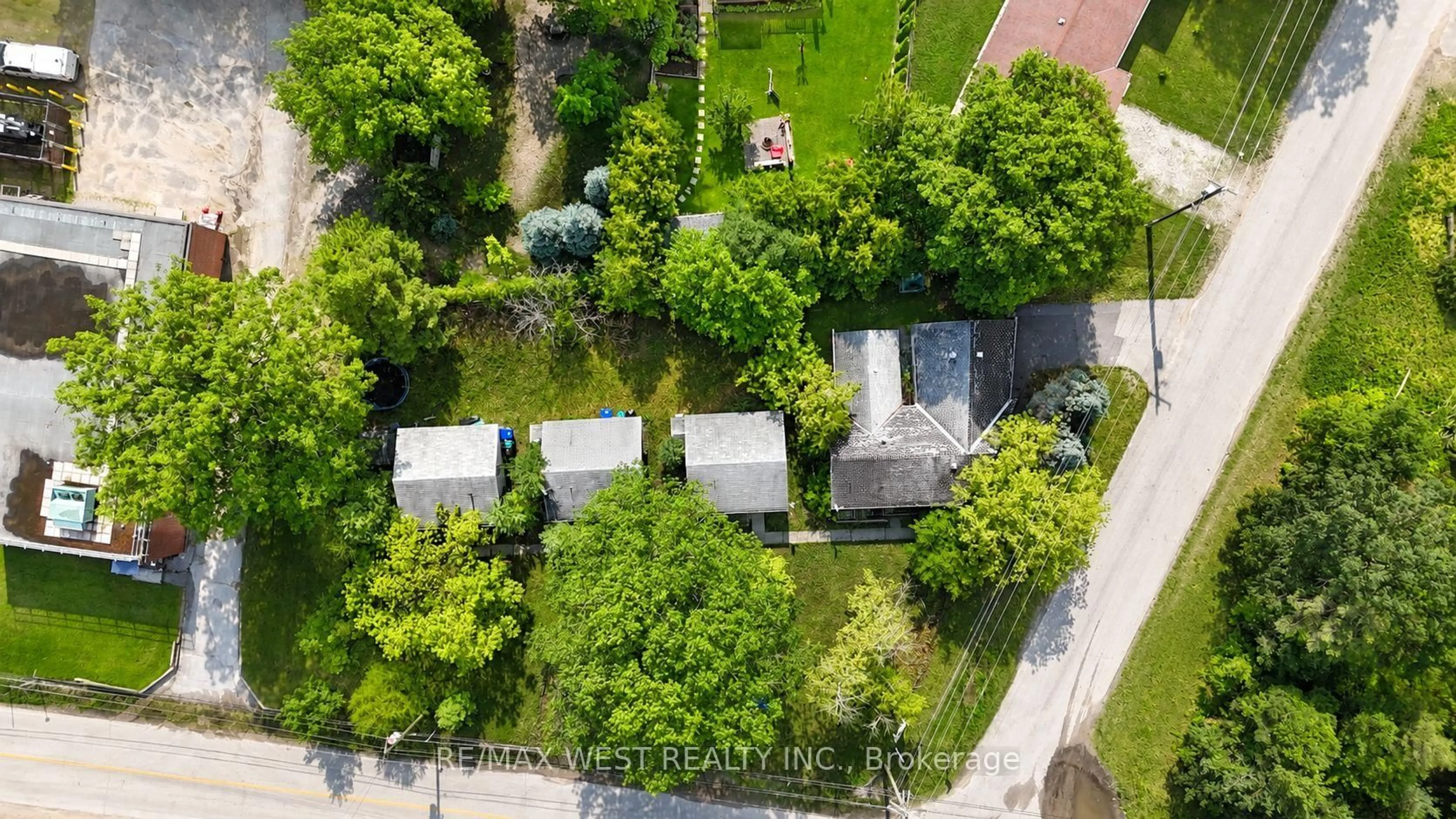 A pic from outside/outdoor area/front of a property/back of a property/a pic from drone, street for 195 Dunkerron Ave, Wasaga Beach Ontario L9Z 2G8