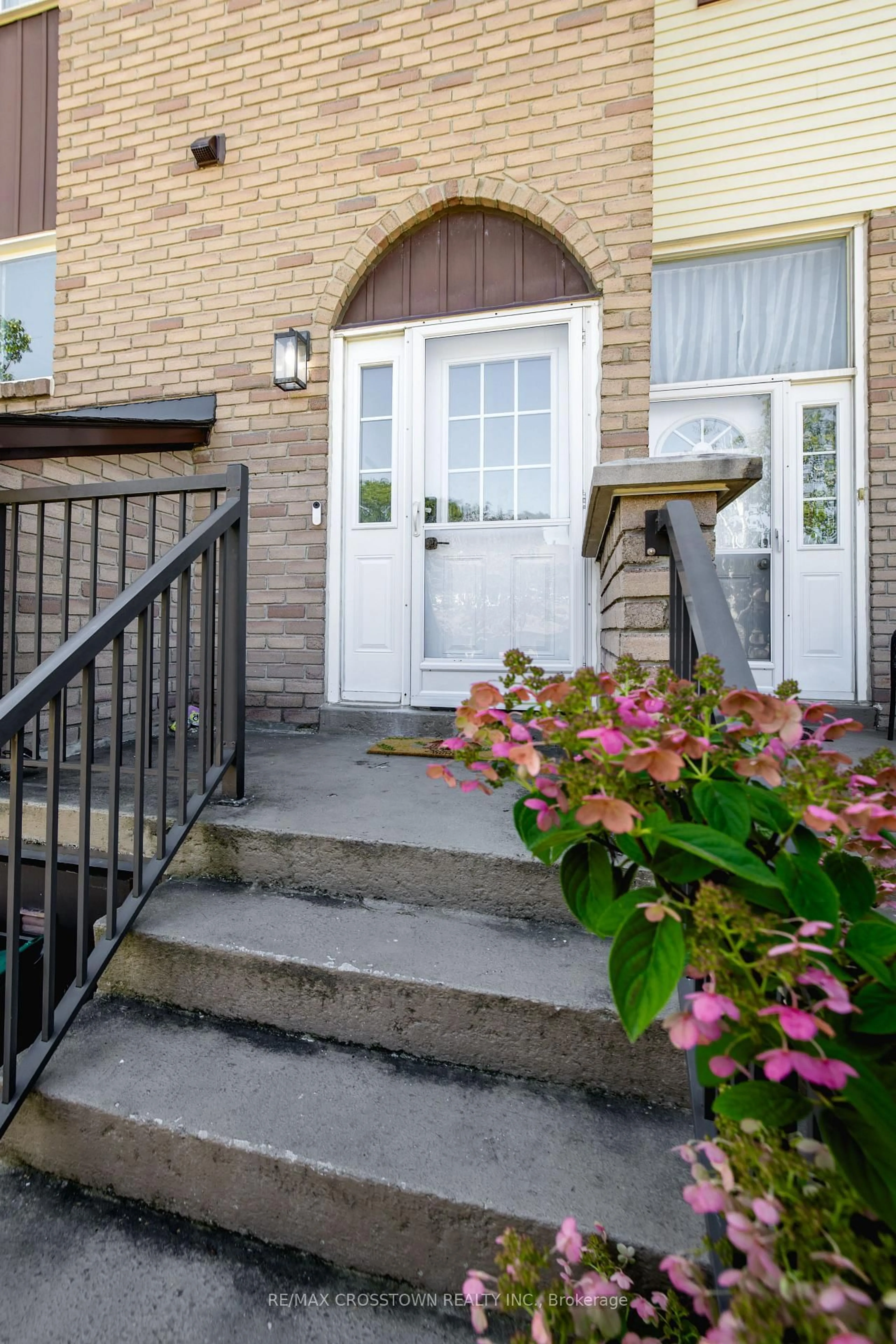 Indoor entryway for 52 Adelaide St #32, Barrie Ontario L4N 3T5