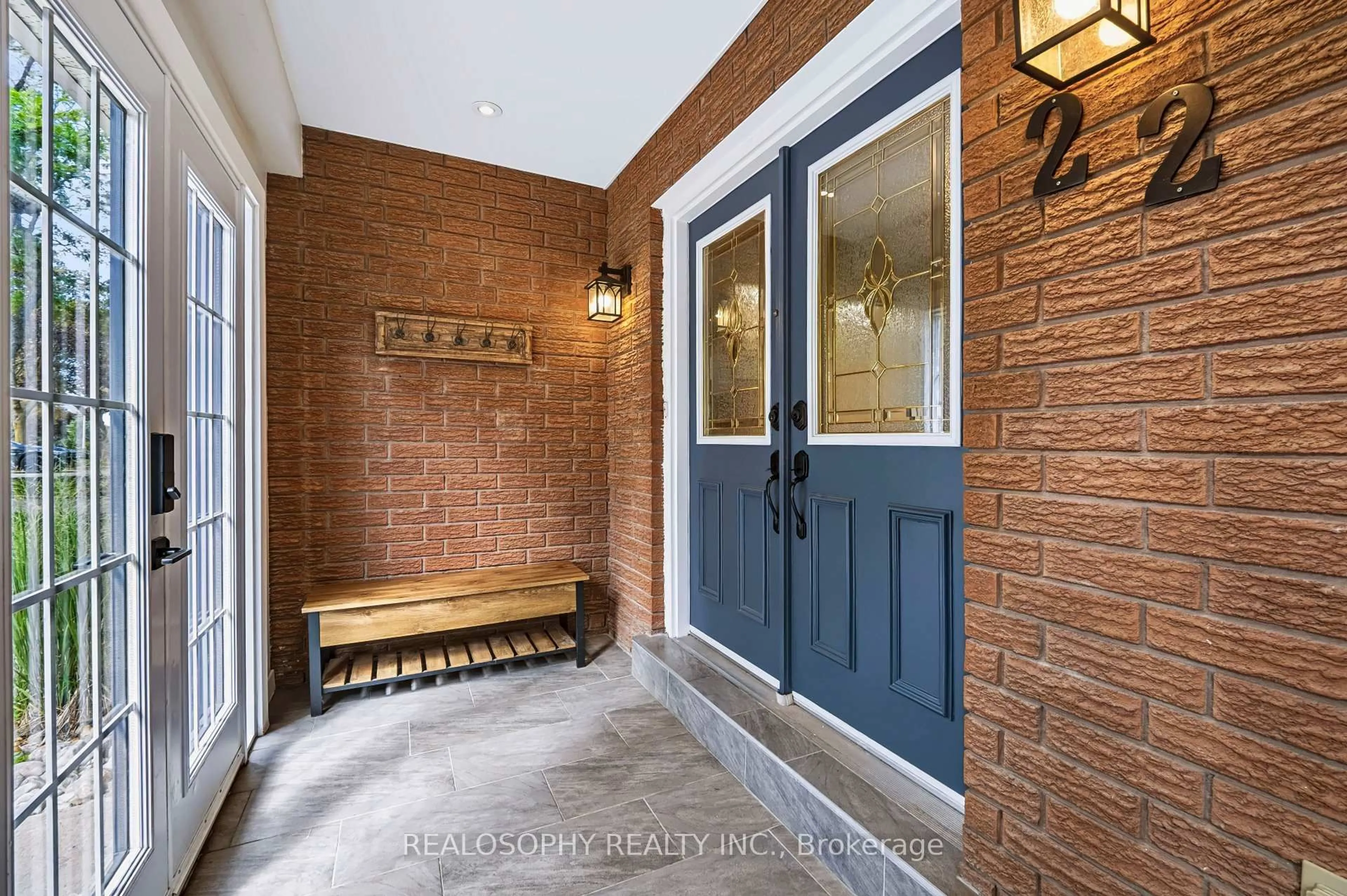 Indoor entryway for 22 Murray St, Barrie Ontario L4N 2X2
