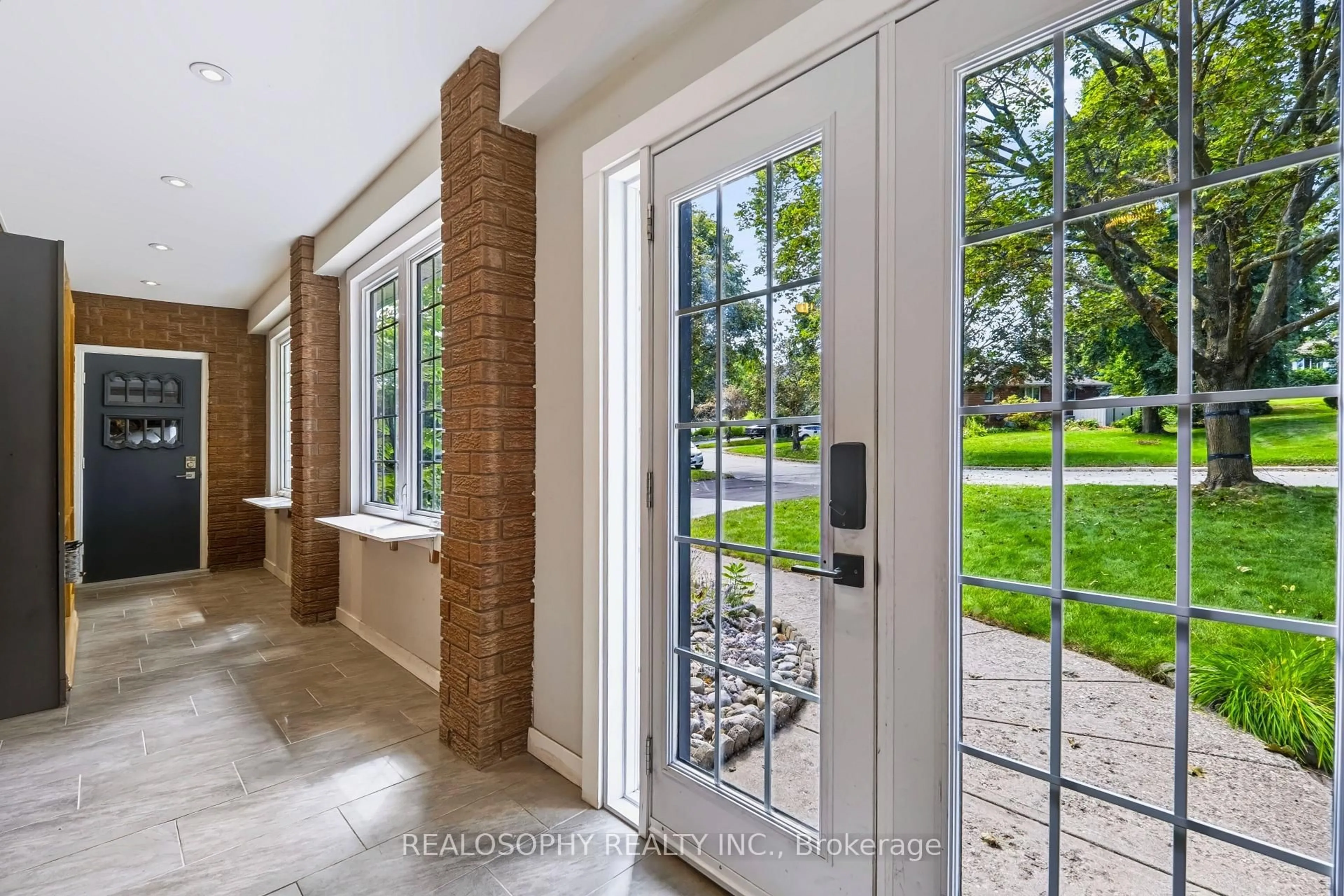 Indoor entryway for 22 Murray St, Barrie Ontario L4N 2X2
