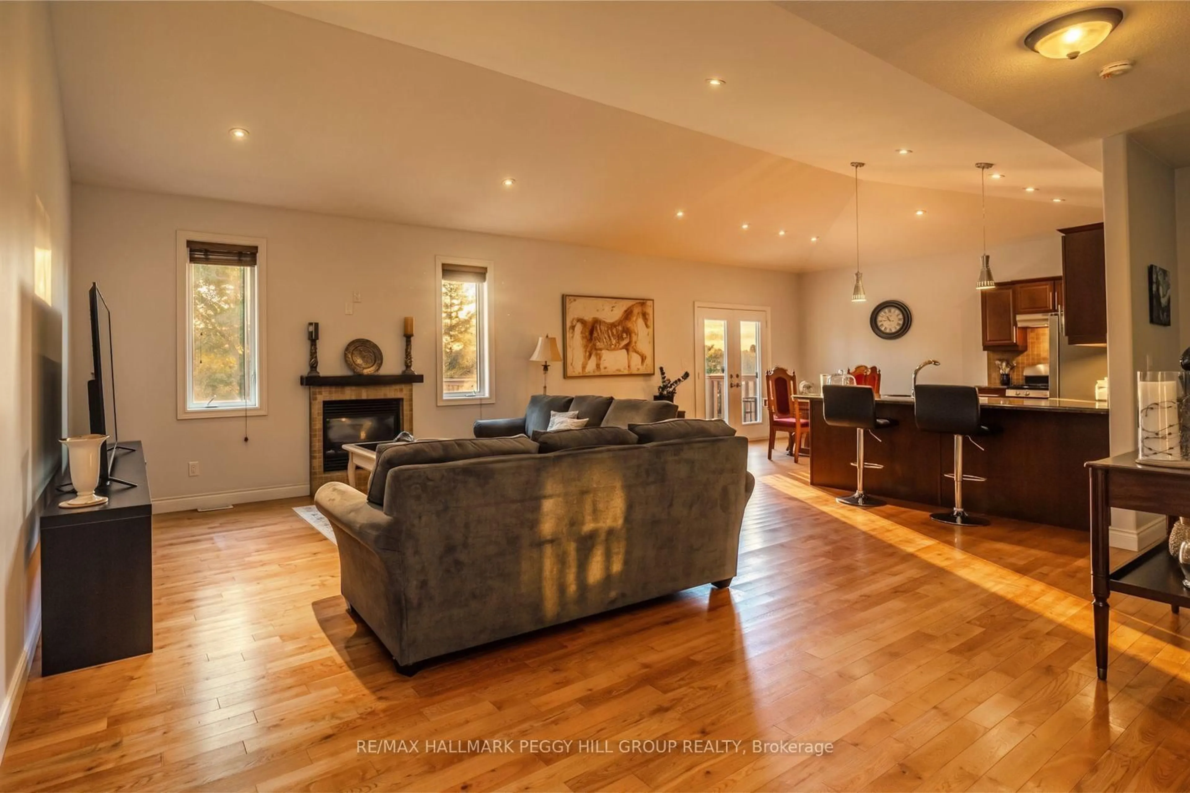 Living room with furniture, wood/laminate floor for 122 Trout Lane, Tiny Ontario L9M 0J1