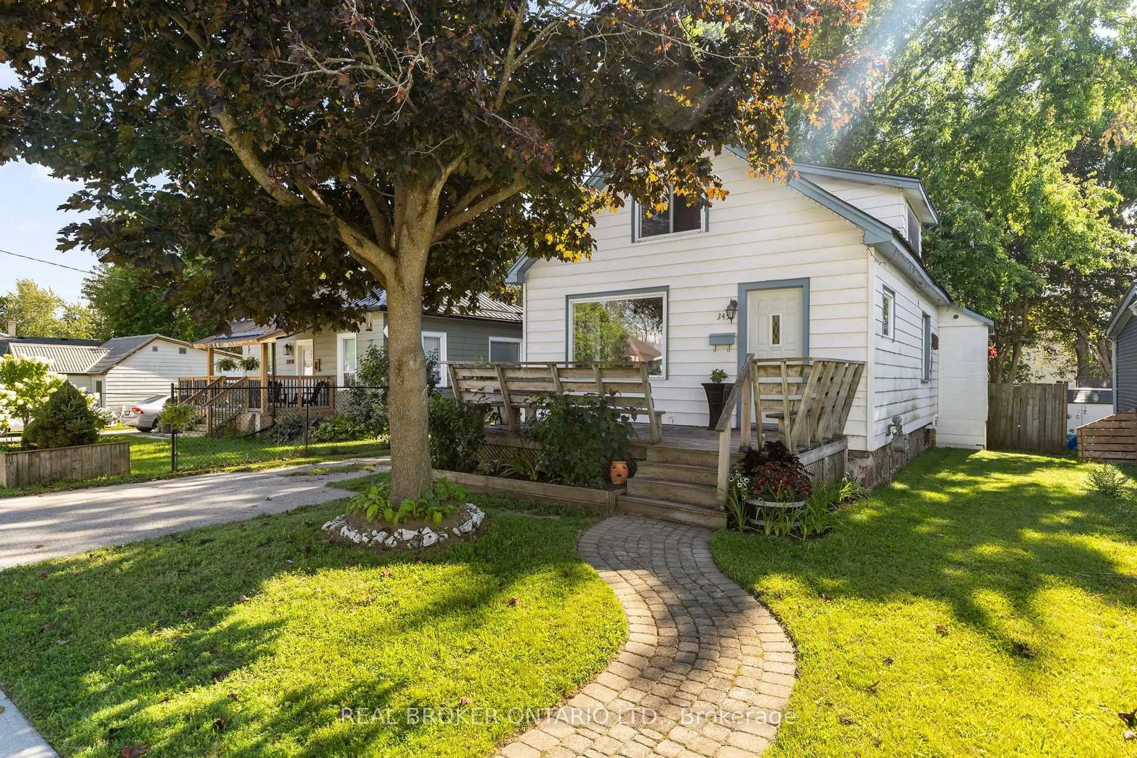 A pic from outside/outdoor area/front of a property/back of a property/a pic from drone, street for 345 East St, Orillia Ontario L3V 4C4