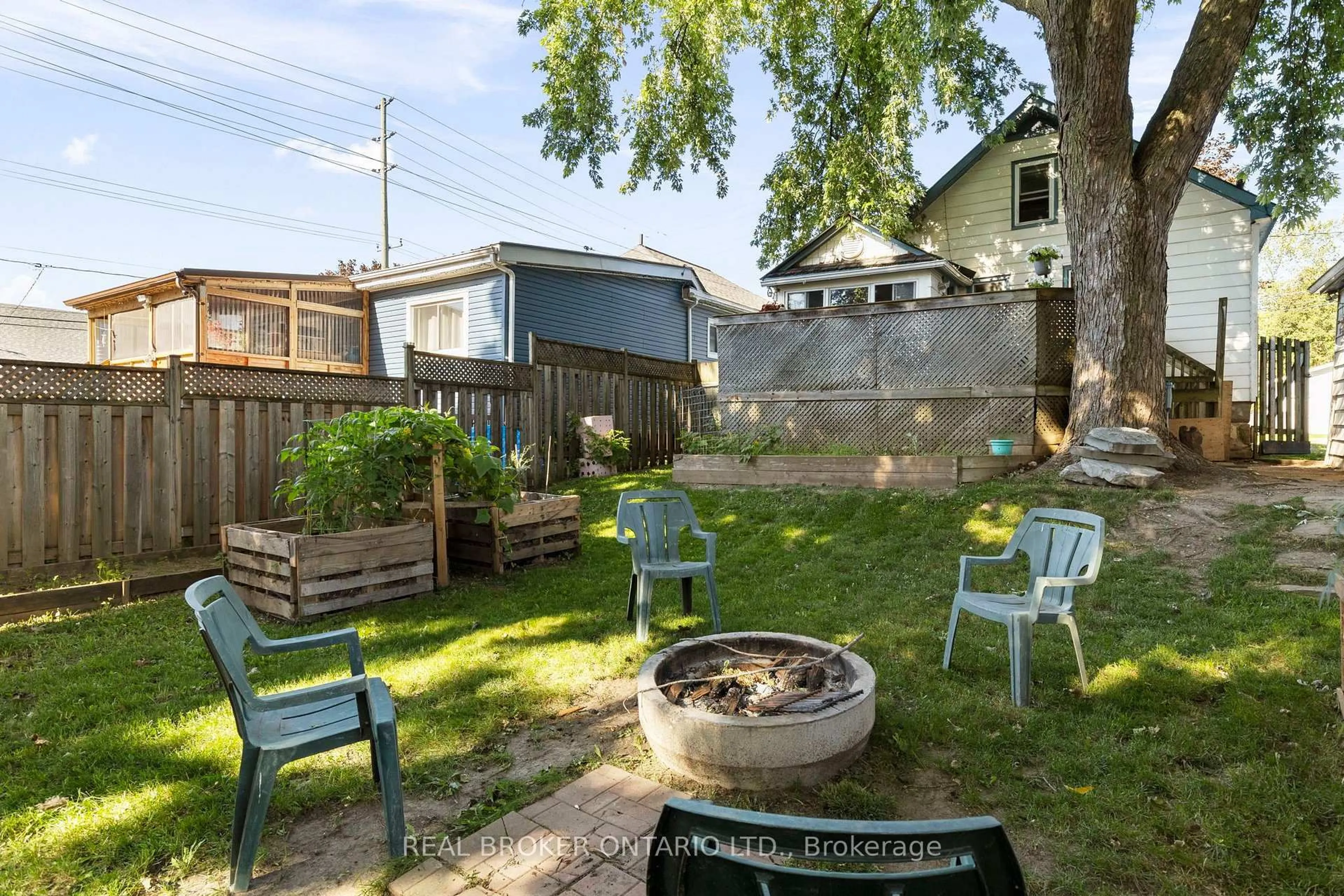 Patio, street for 345 East St, Orillia Ontario L3V 4C4