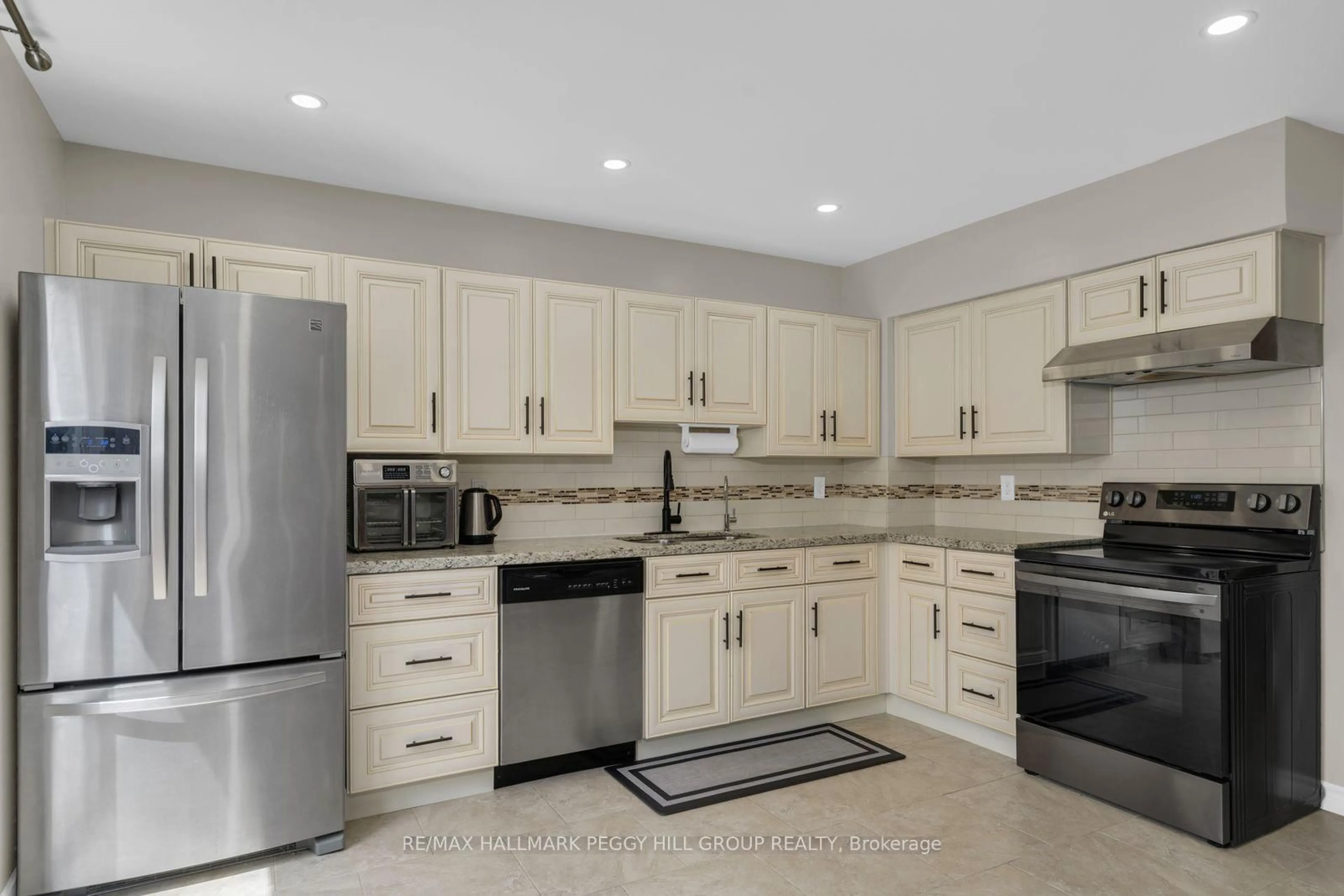 Standard kitchen, ceramic/tile floor for 35 Victorway Dr, Barrie Ontario L4N 9L3