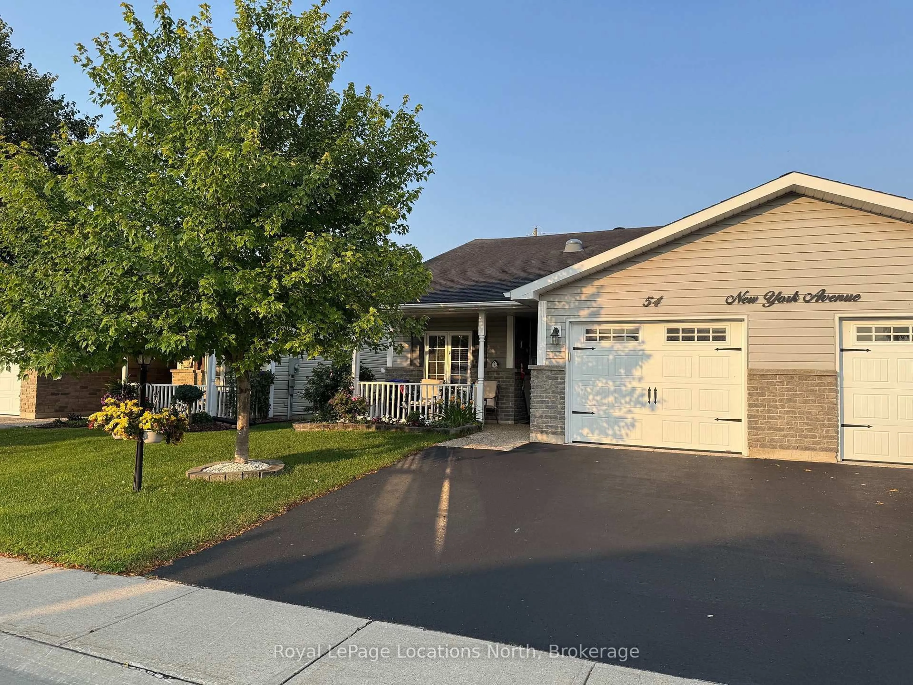 Home with vinyl exterior material, street for 54 New York Ave, Wasaga Beach Ontario L9Z 3A8