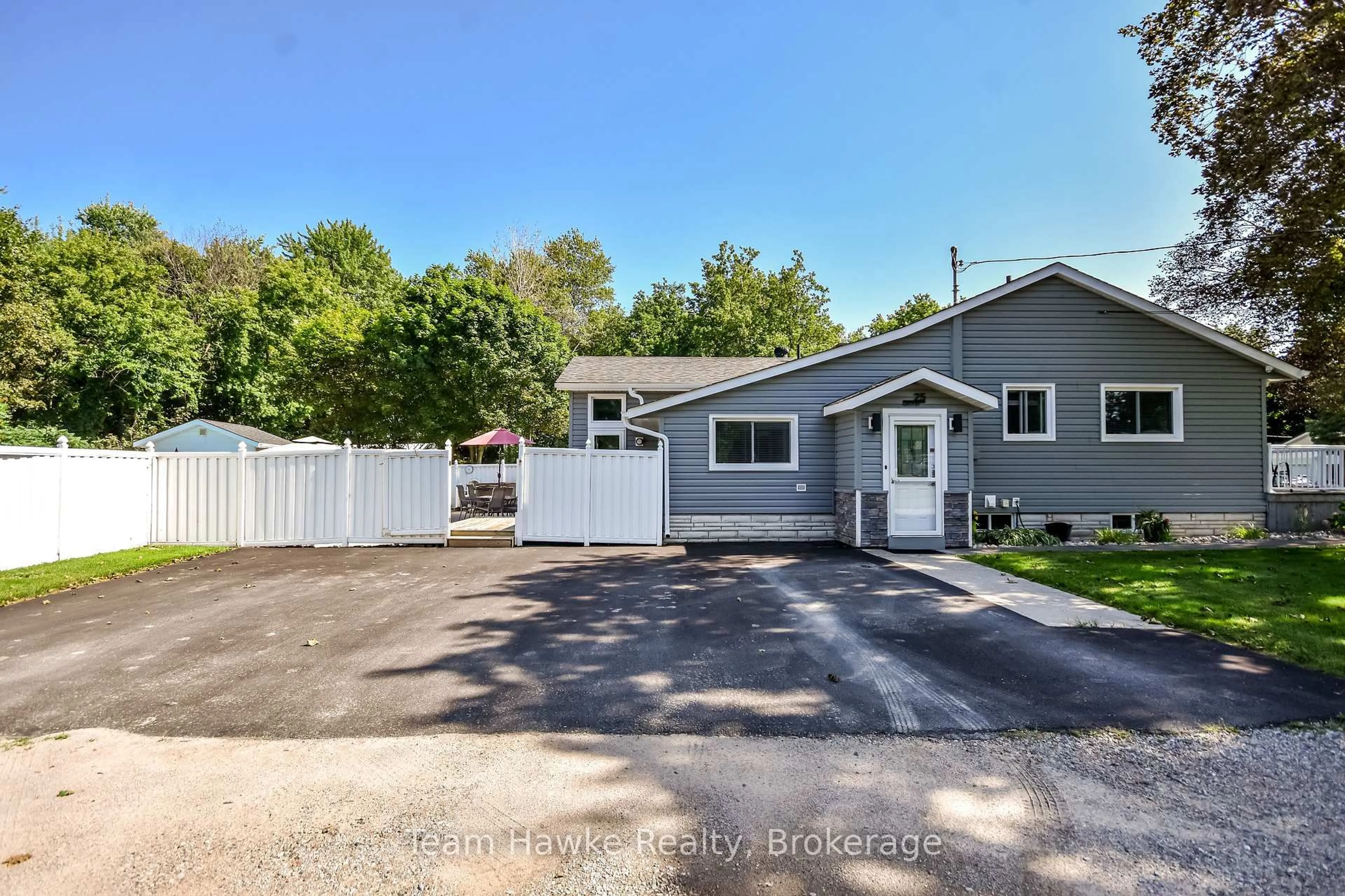 Home with vinyl exterior material, street for 25 Lucy St, Penetanguishene Ontario L9M 1K7