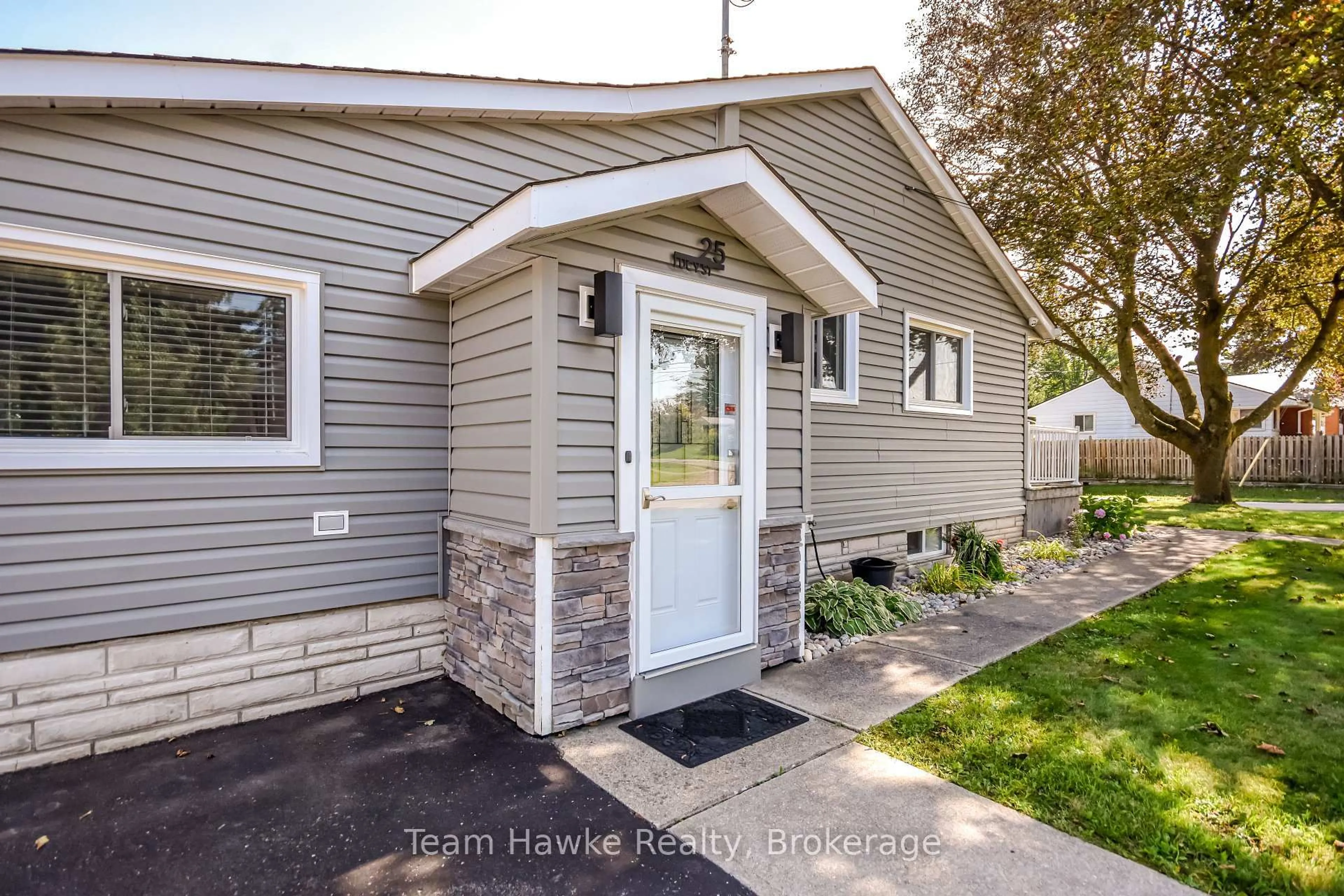 Home with vinyl exterior material, street for 25 Lucy St, Penetanguishene Ontario L9M 1K7