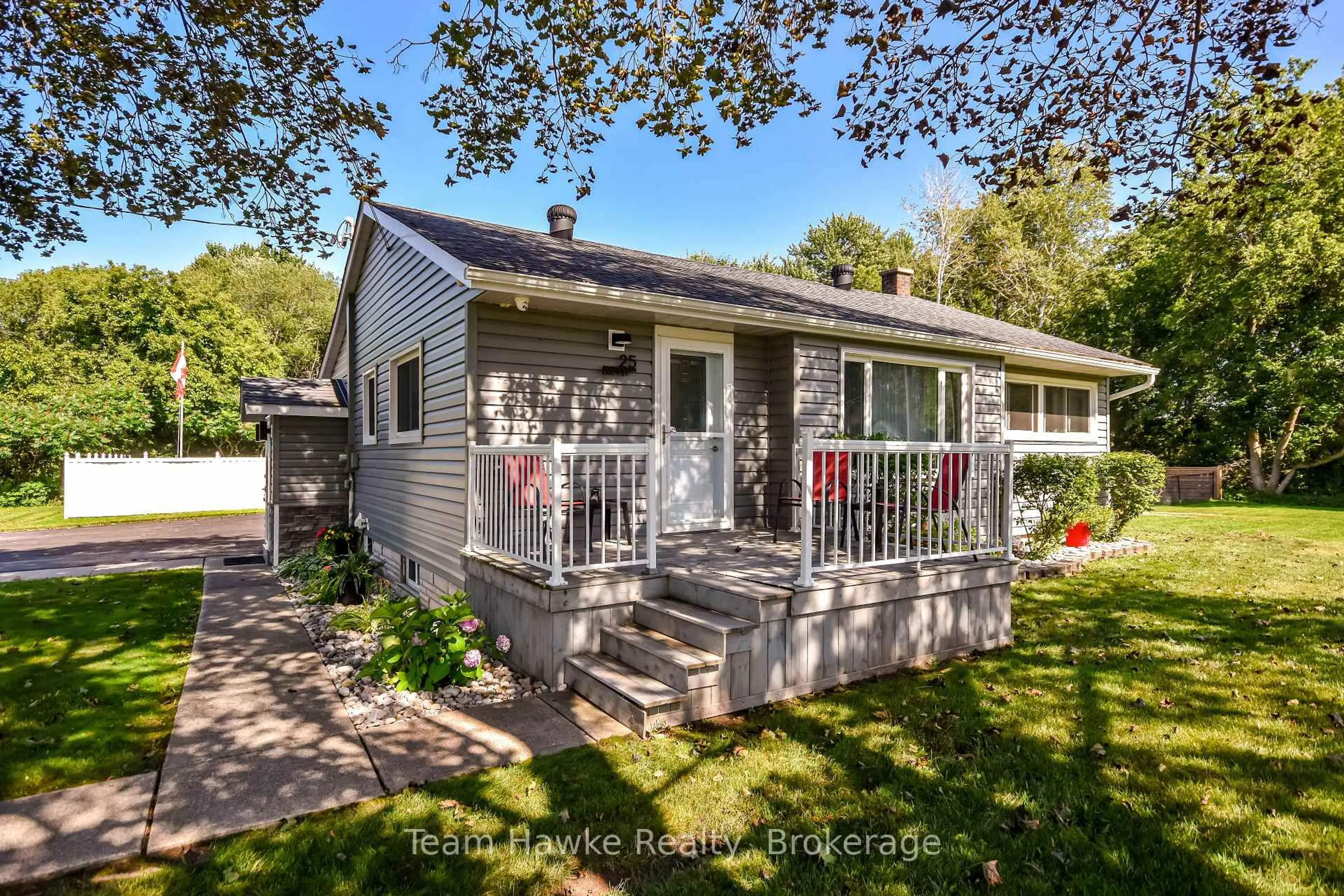Home with vinyl exterior material, street for 25 Lucy St, Penetanguishene Ontario L9M 1K7