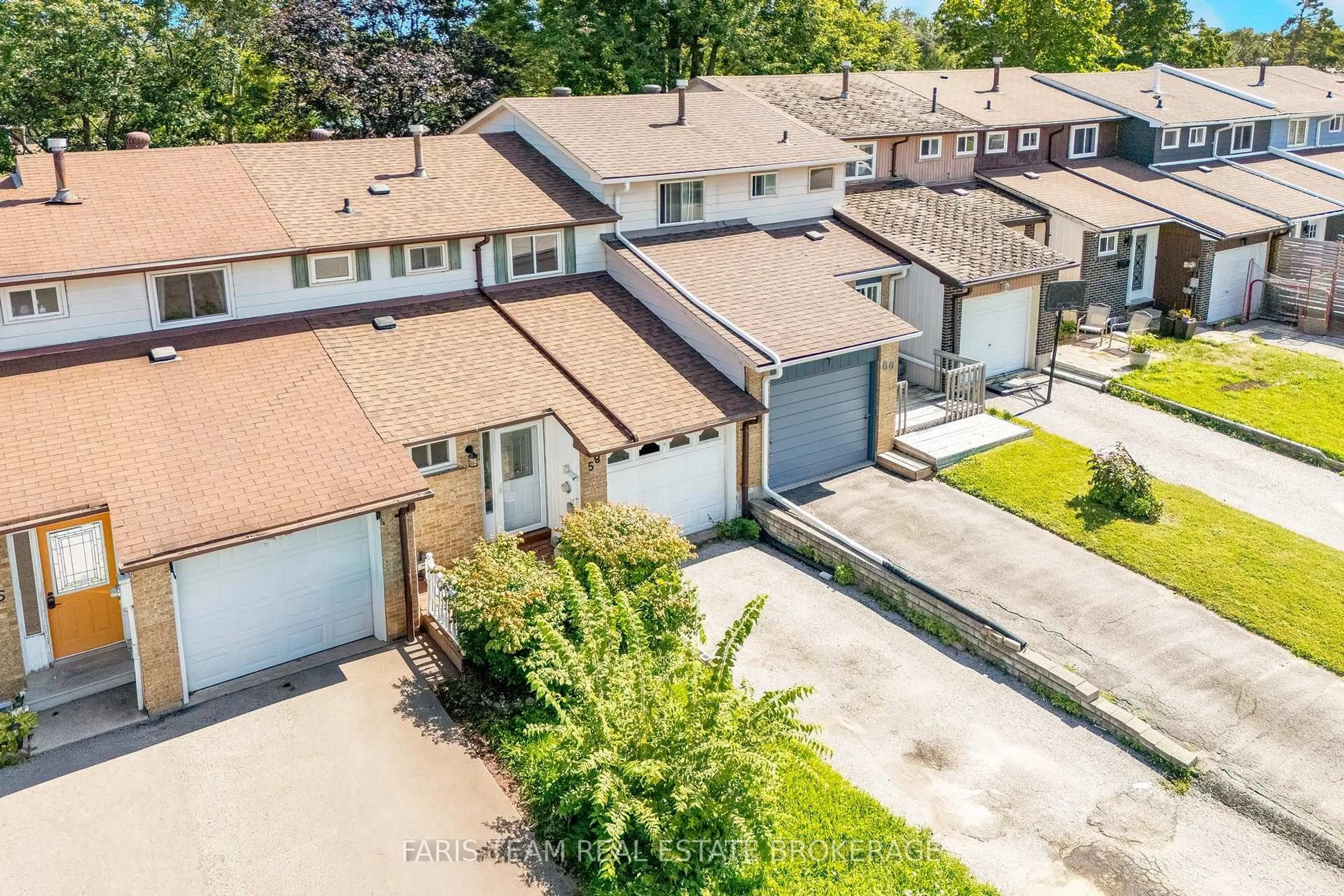 A pic from outside/outdoor area/front of a property/back of a property/a pic from drone, street for 58 Chaucer Cres, Barrie Ontario L4N 4T7