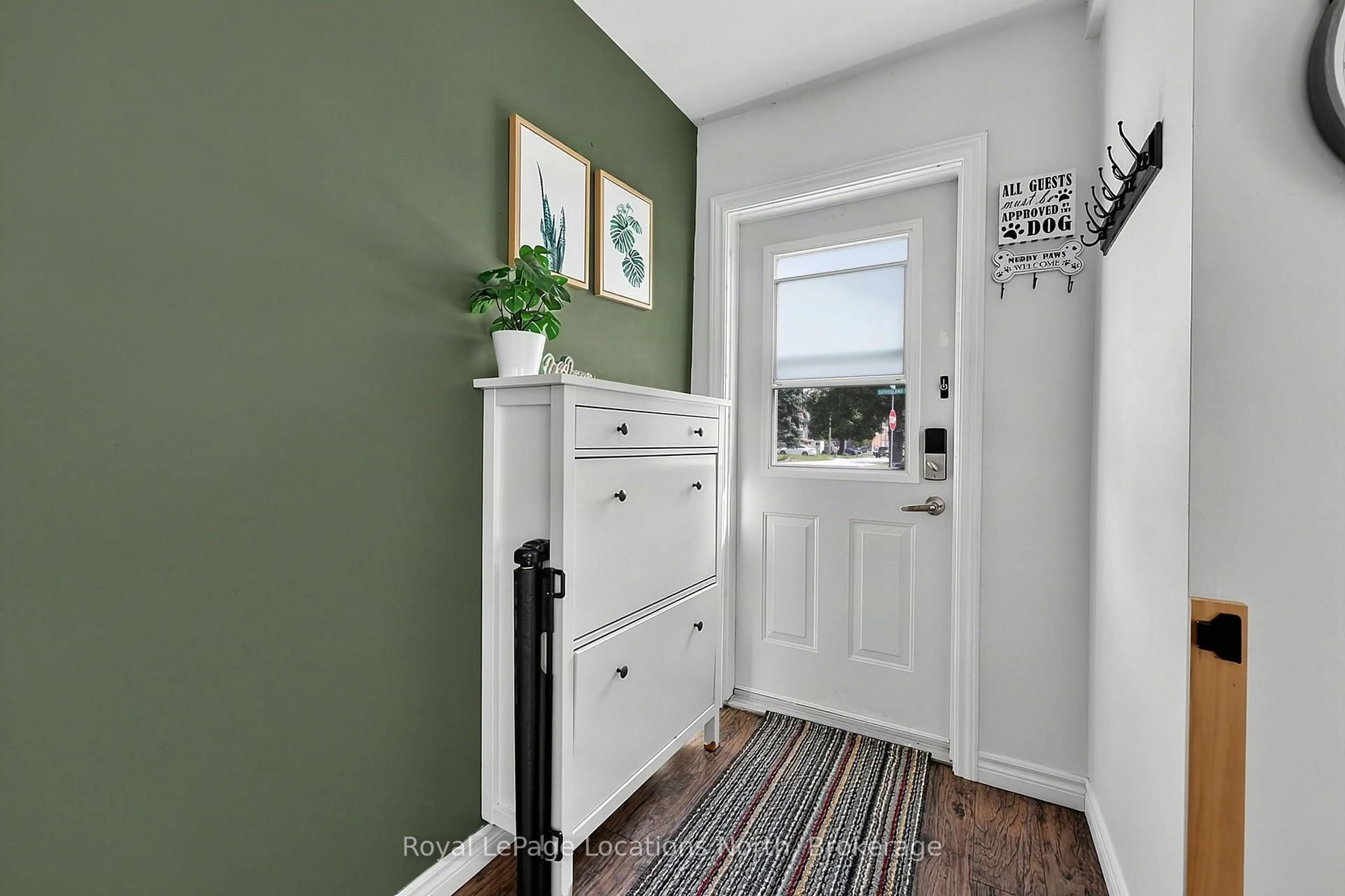 Indoor entryway for 204 Sutherland St, Clearview Ontario L0M 1S0