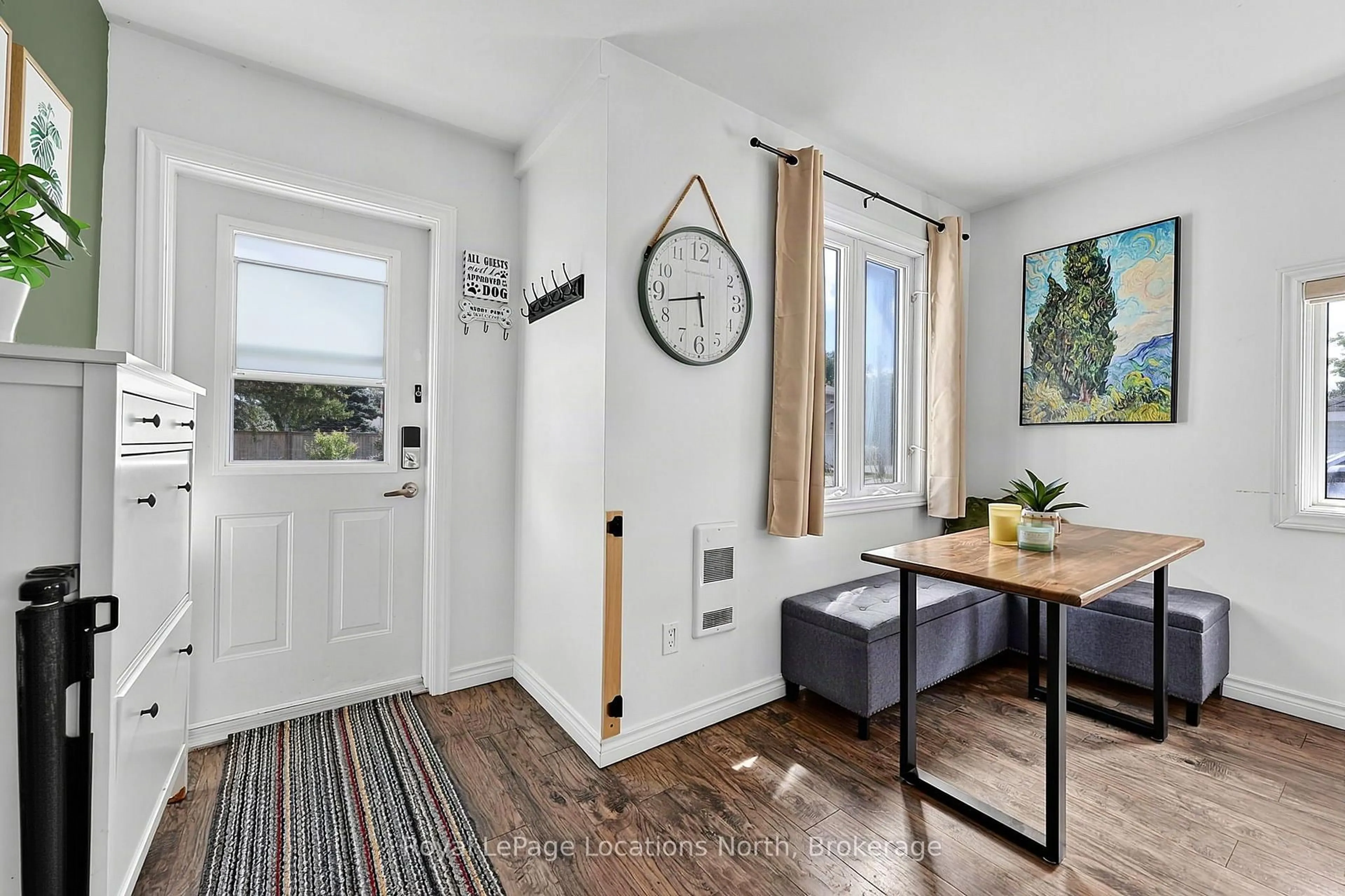 Indoor entryway for 204 Sutherland St, Clearview Ontario L0M 1S0