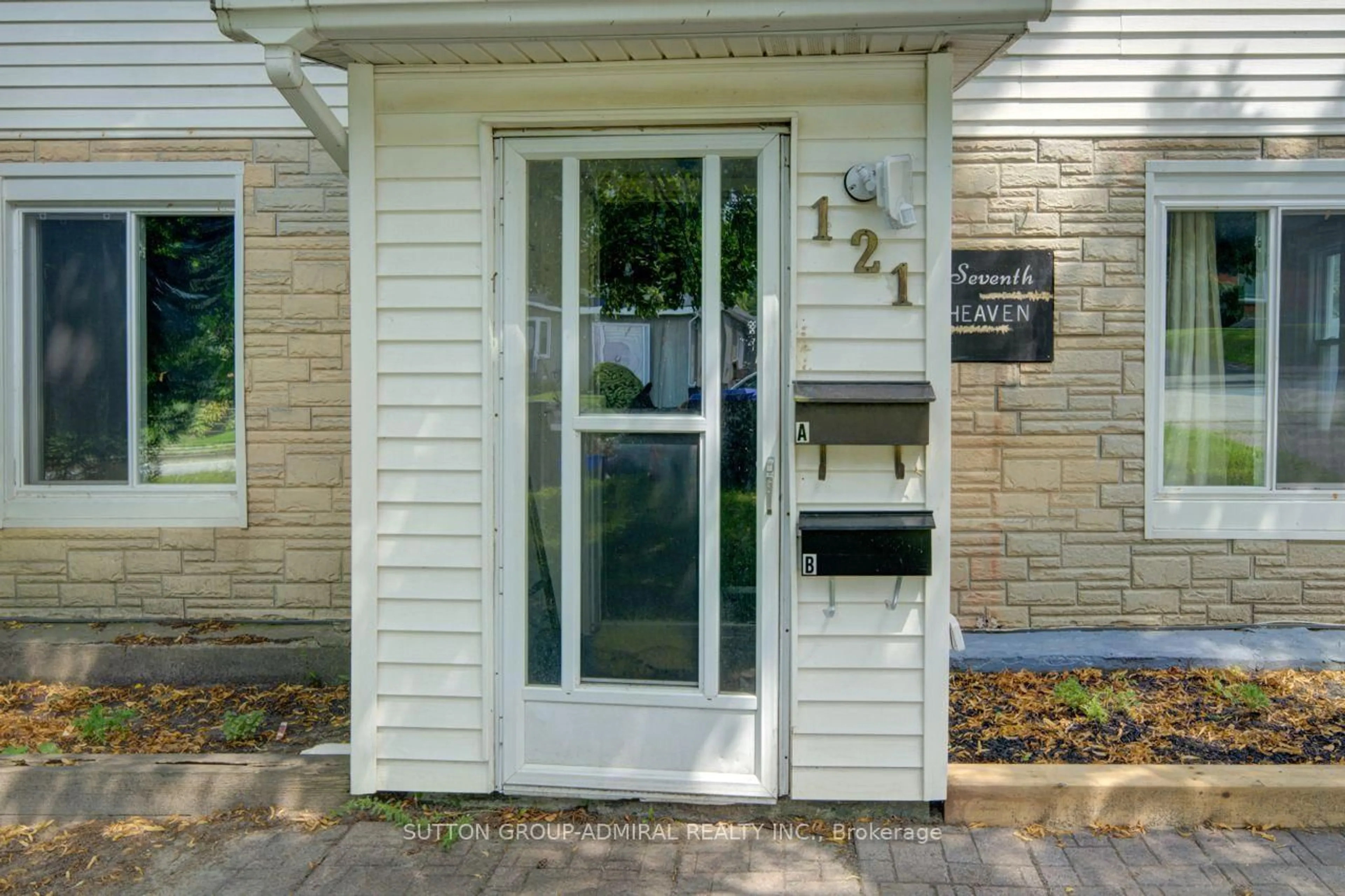 Indoor entryway for 121 Seventh St, Midland Ontario L4R 3Y9