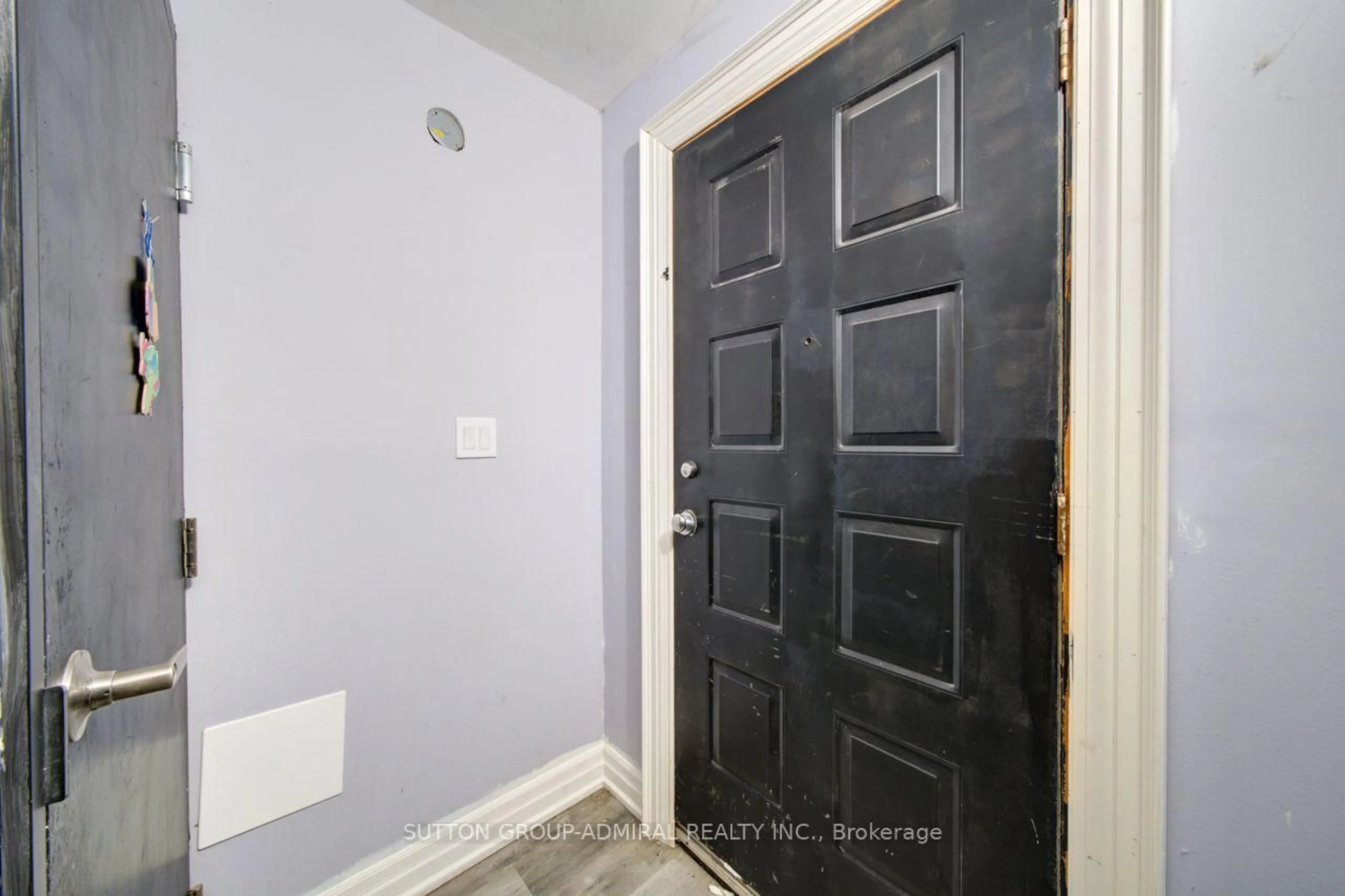 Indoor entryway for 121 Seventh St, Midland Ontario L4R 3Y9