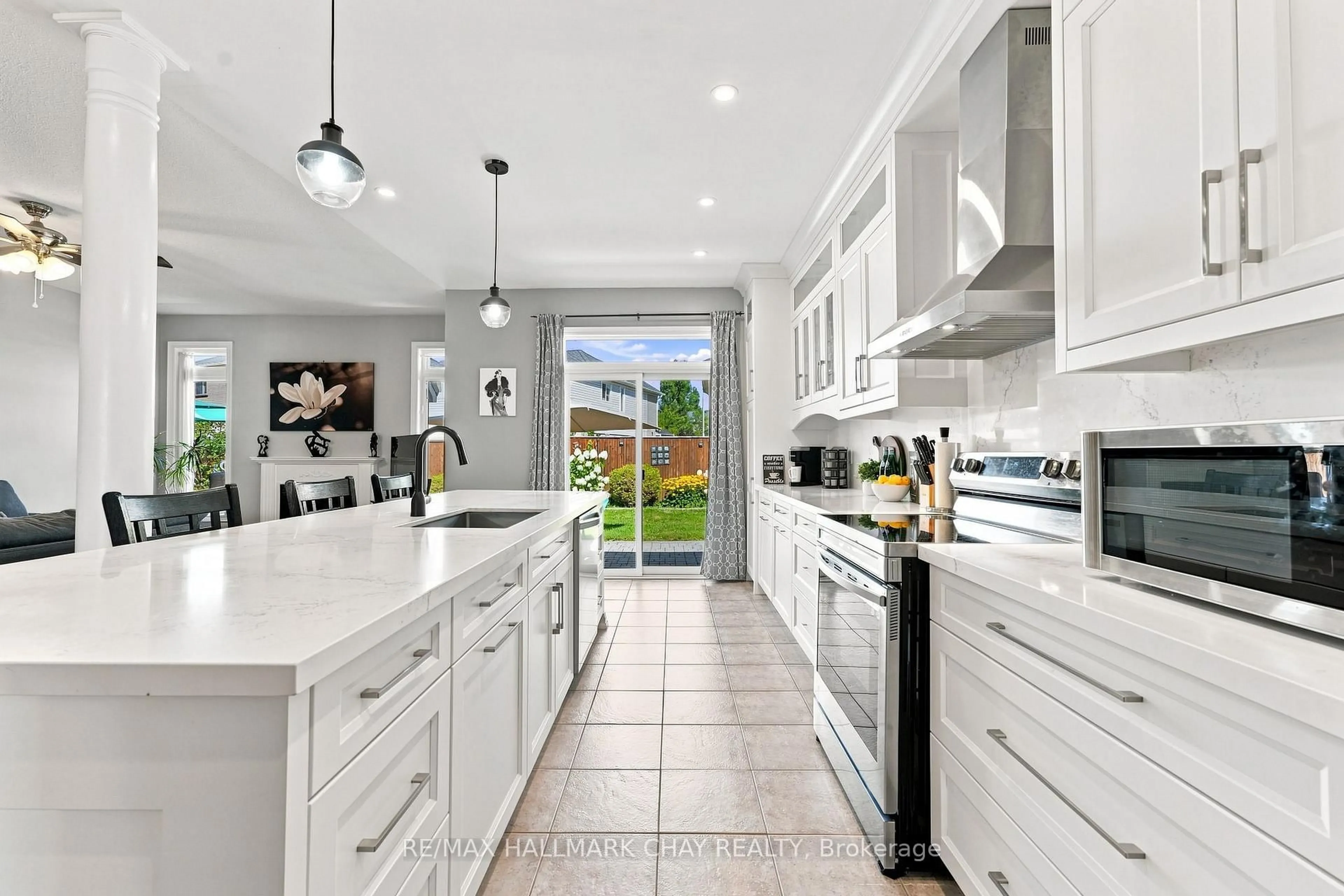 Contemporary kitchen, ceramic/tile floor for 167 The Queensway, Barrie Ontario L4M 0B5