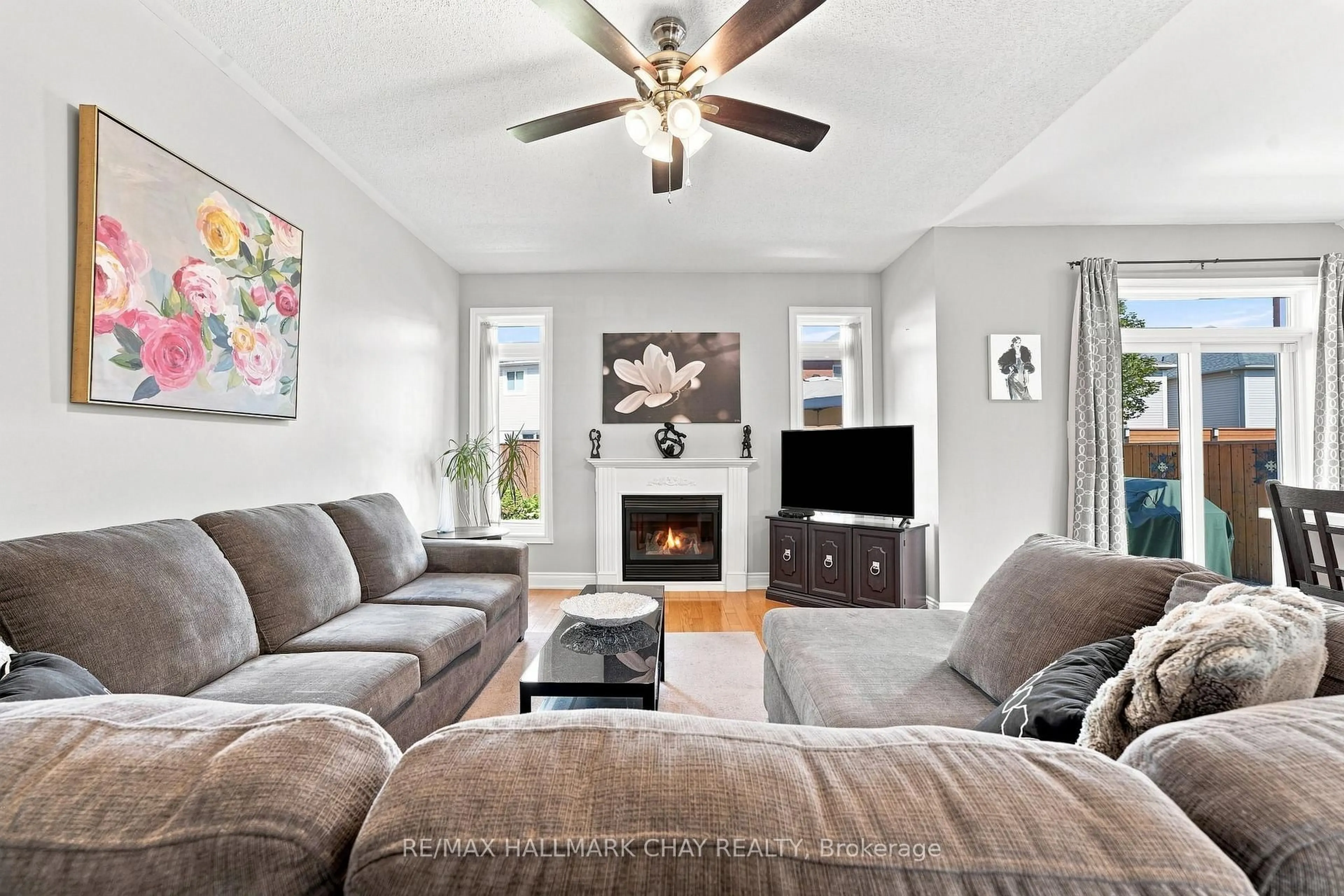Living room with furniture, unknown for 167 The Queensway, Barrie Ontario L4M 0B5