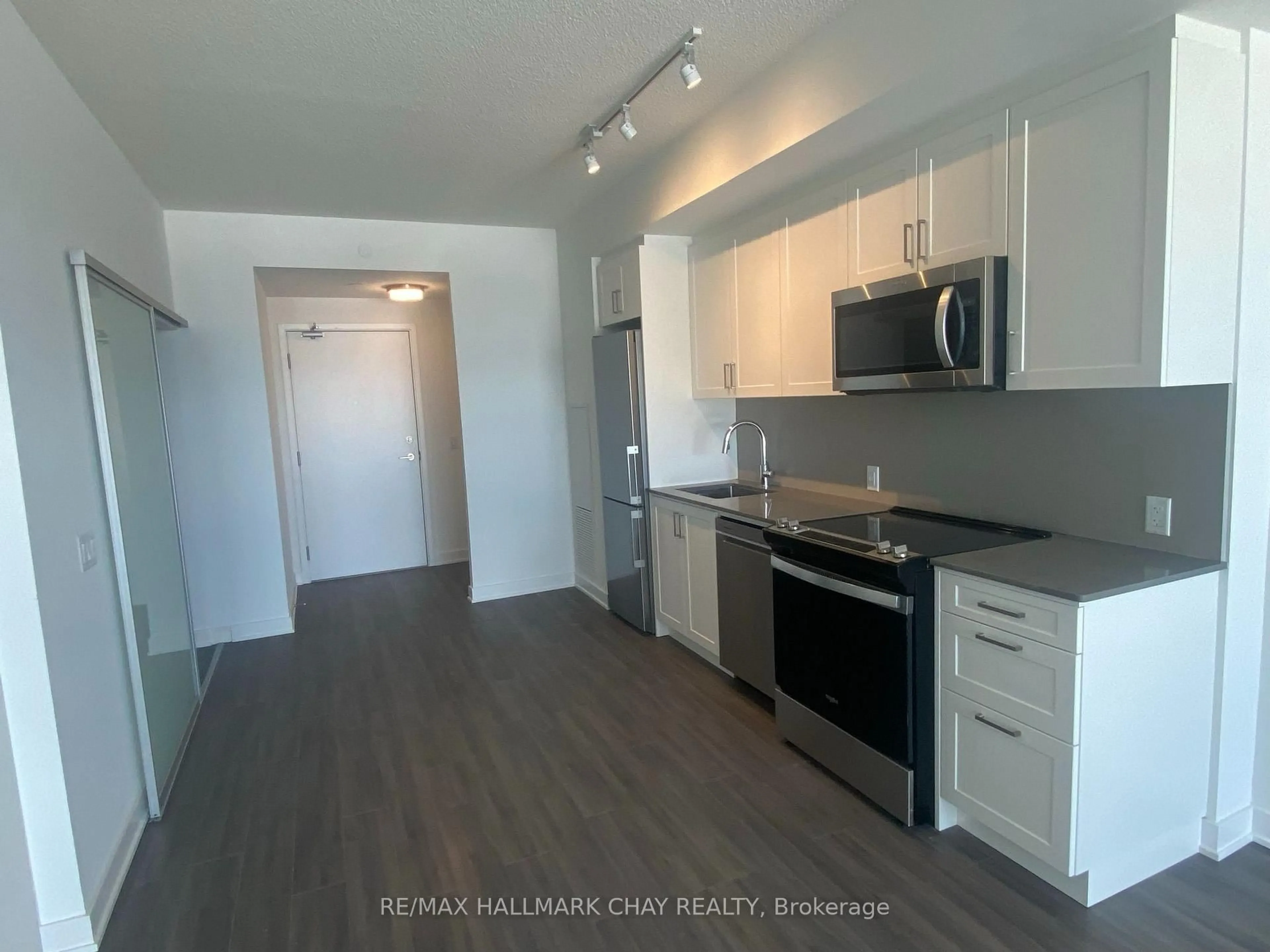 Standard kitchen, wood/laminate floor for 681 Yonge St #317, Barrie Ontario L4N 4E8