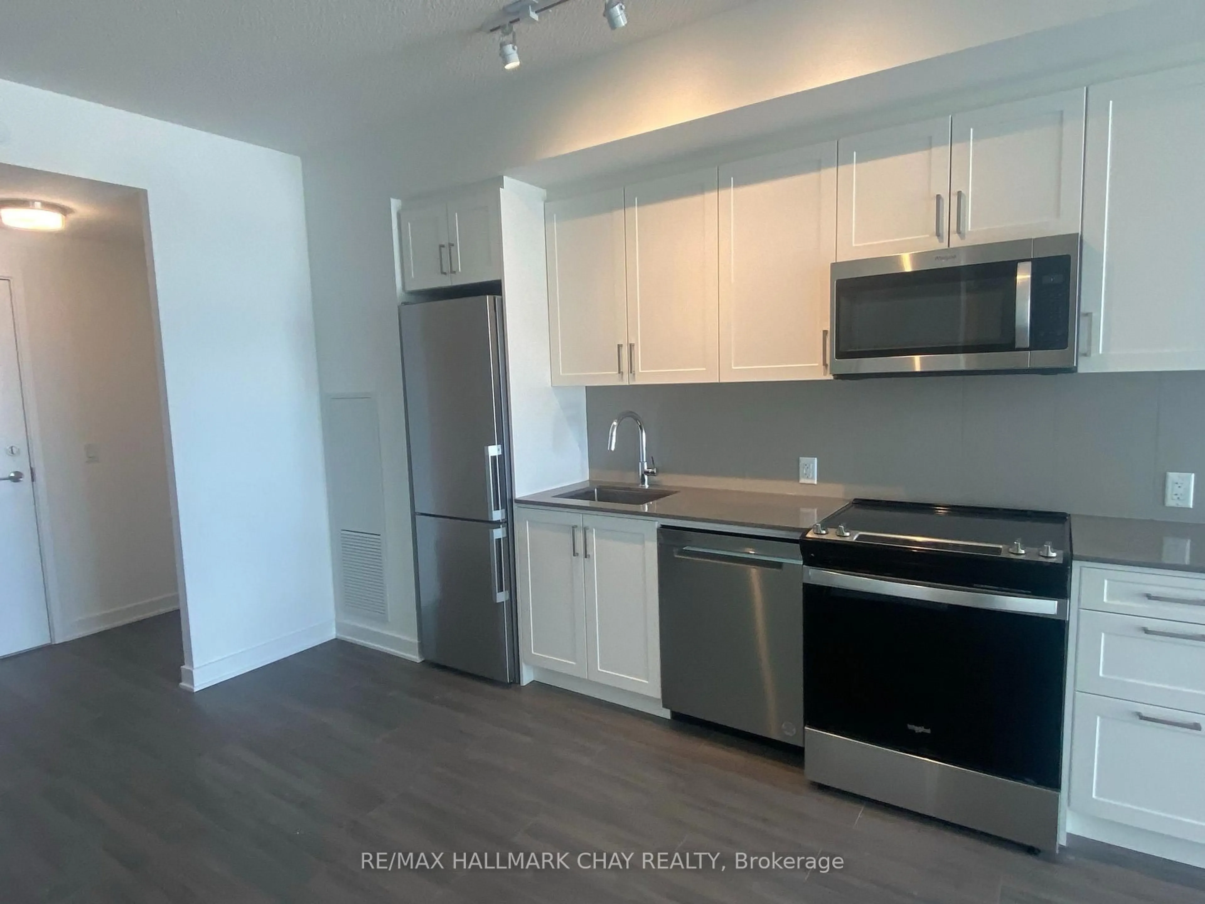Standard kitchen, unknown for 681 Yonge St #317, Barrie Ontario L4N 4E8