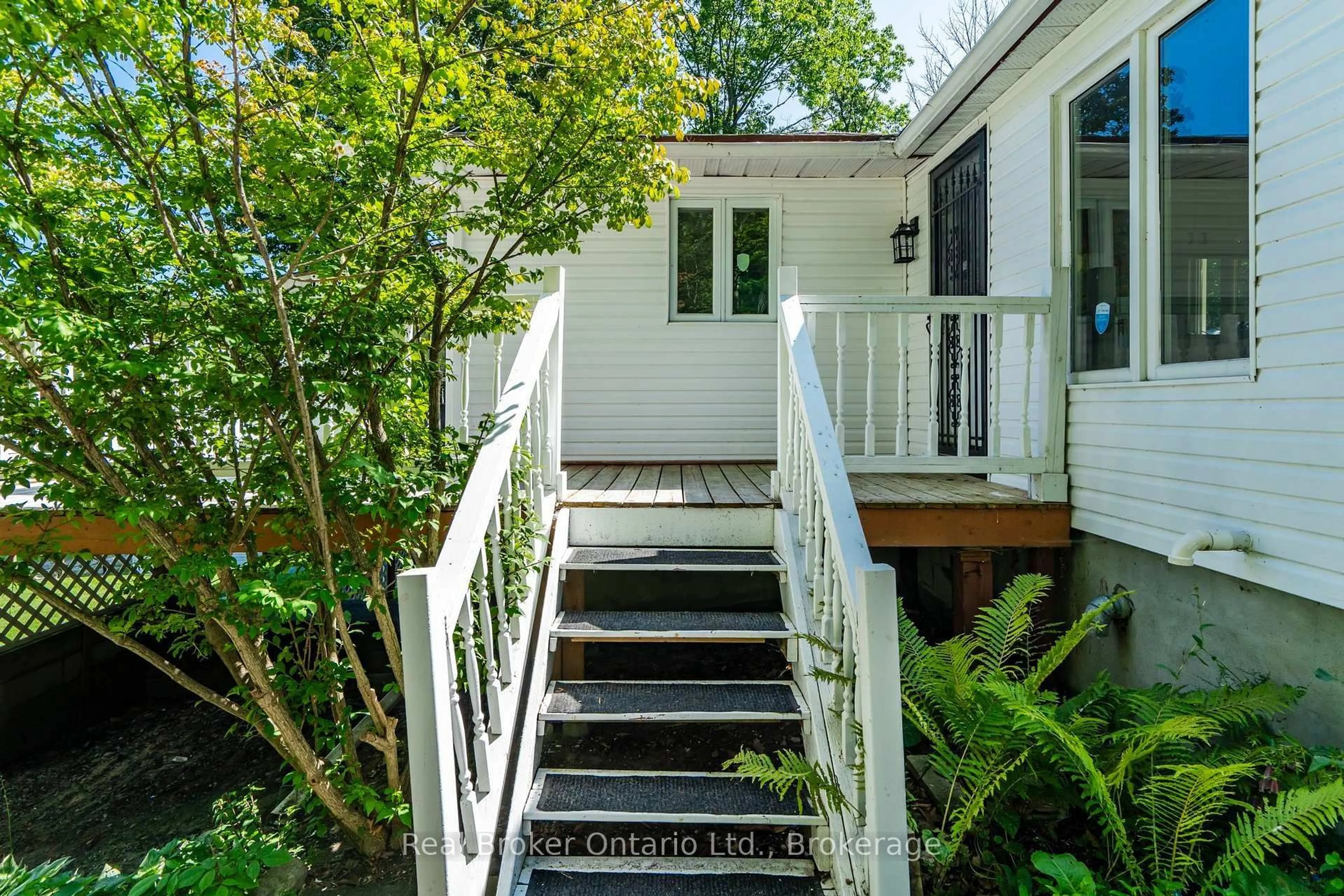 Stairs for 426 David Ave, Tay Ontario L0K 1R0