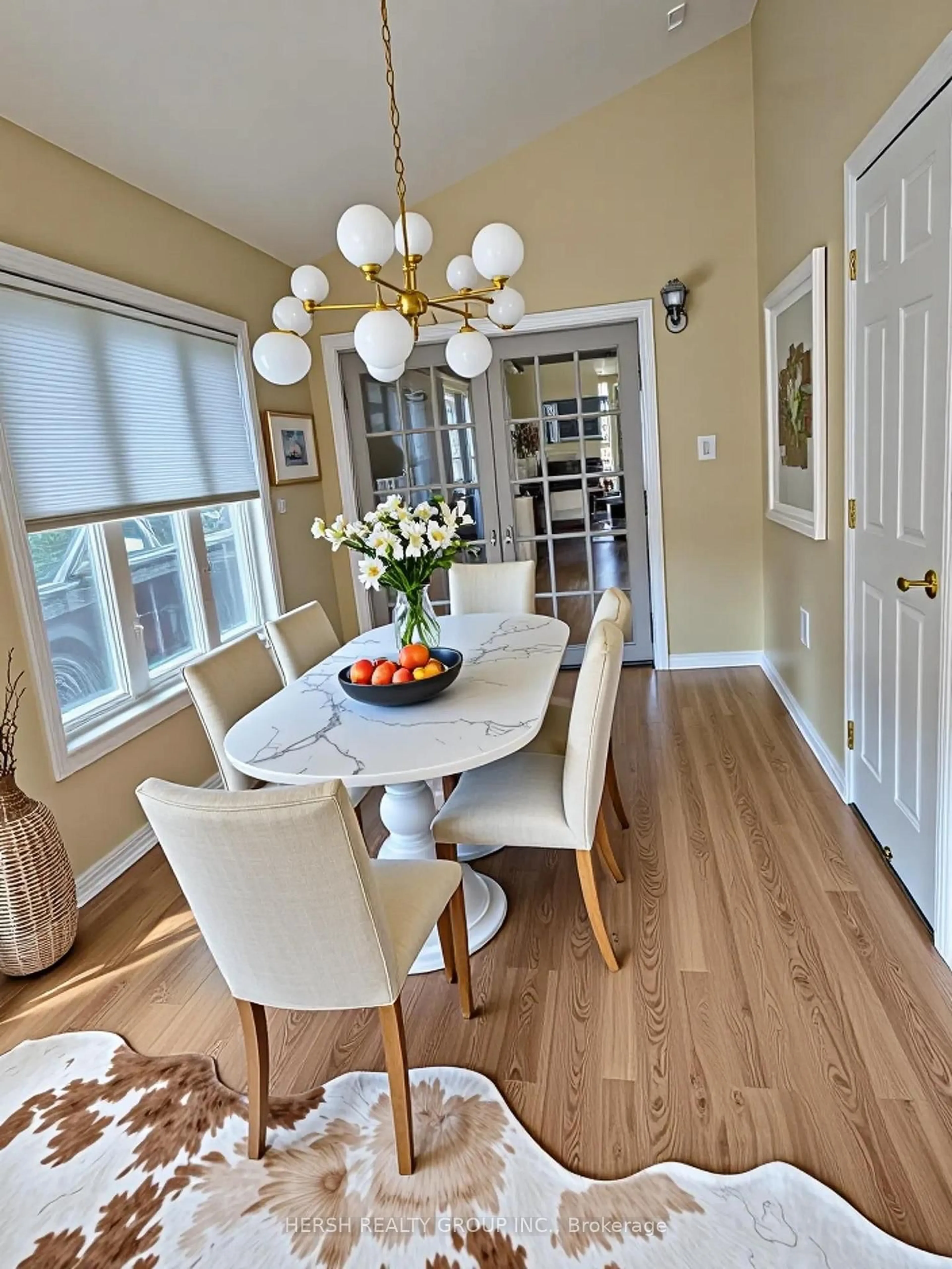 Dining room, wood/laminate floor for 47 68th St, Wasaga Beach Ontario L9Z 1T9