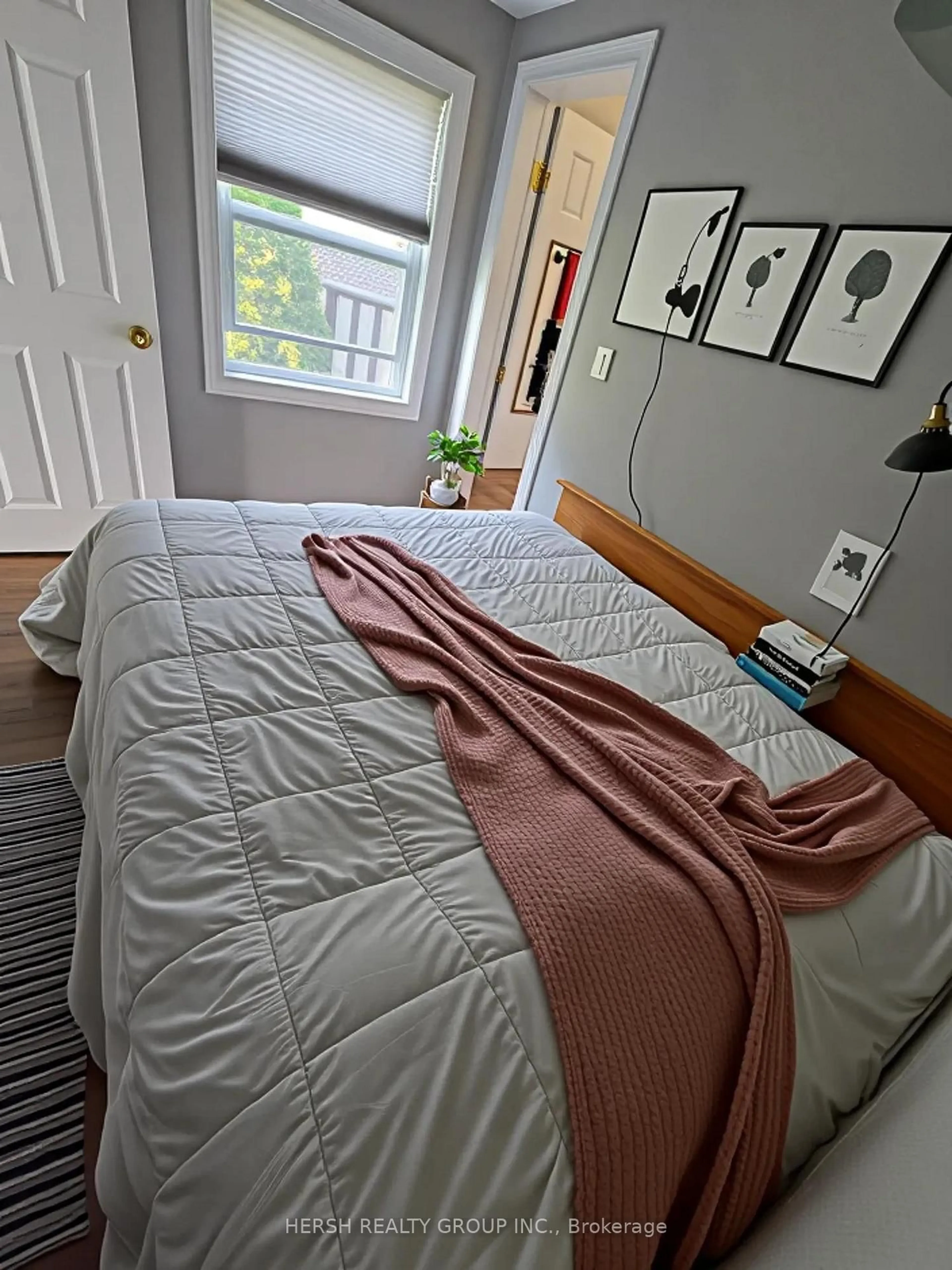 Bedroom with bed, unknown for 47 68th St, Wasaga Beach Ontario L9Z 1T9