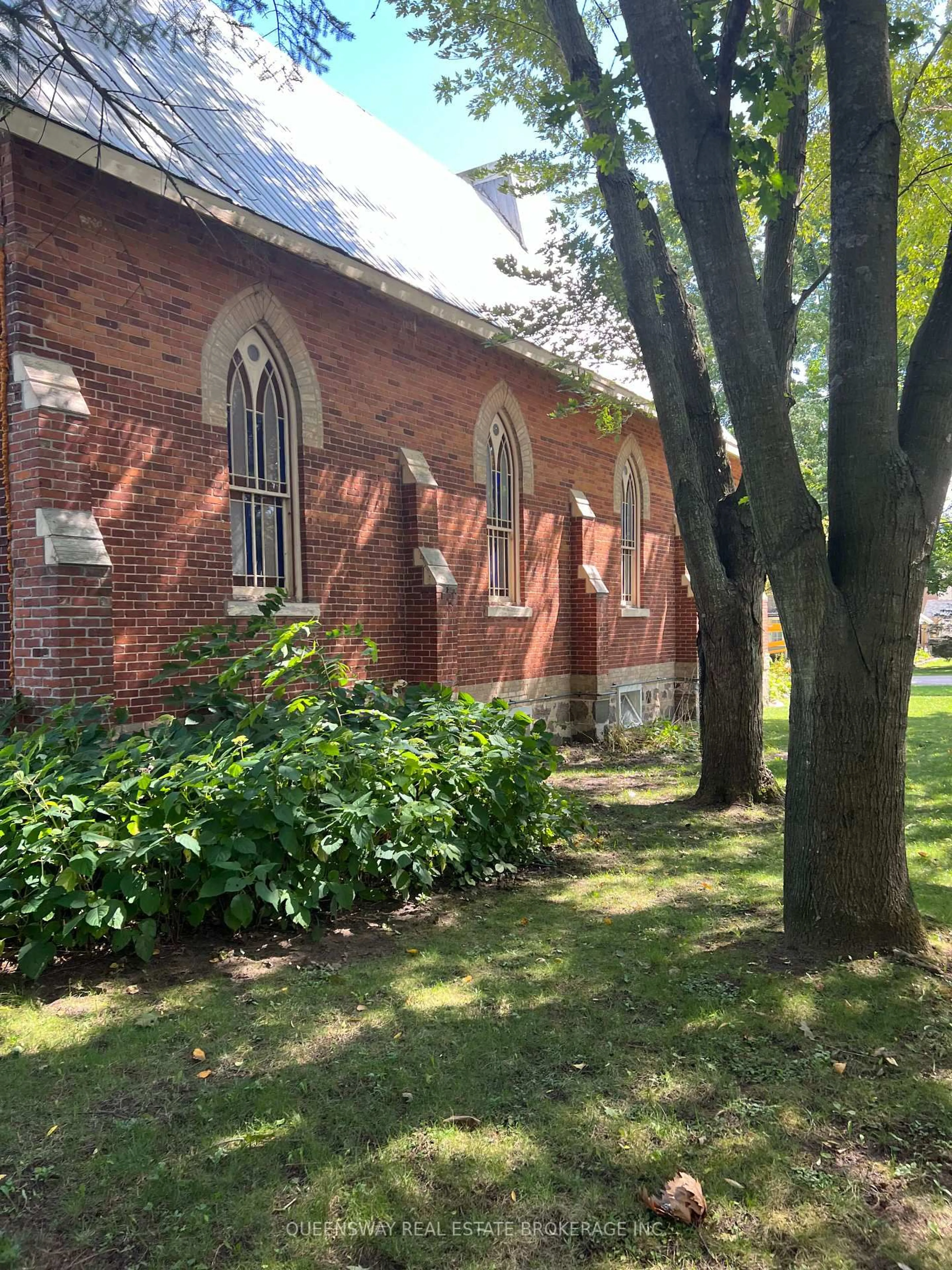 A pic from outside/outdoor area/front of a property/back of a property/a pic from drone, street for 10 Mill St, Springwater Ontario L0L 1V0