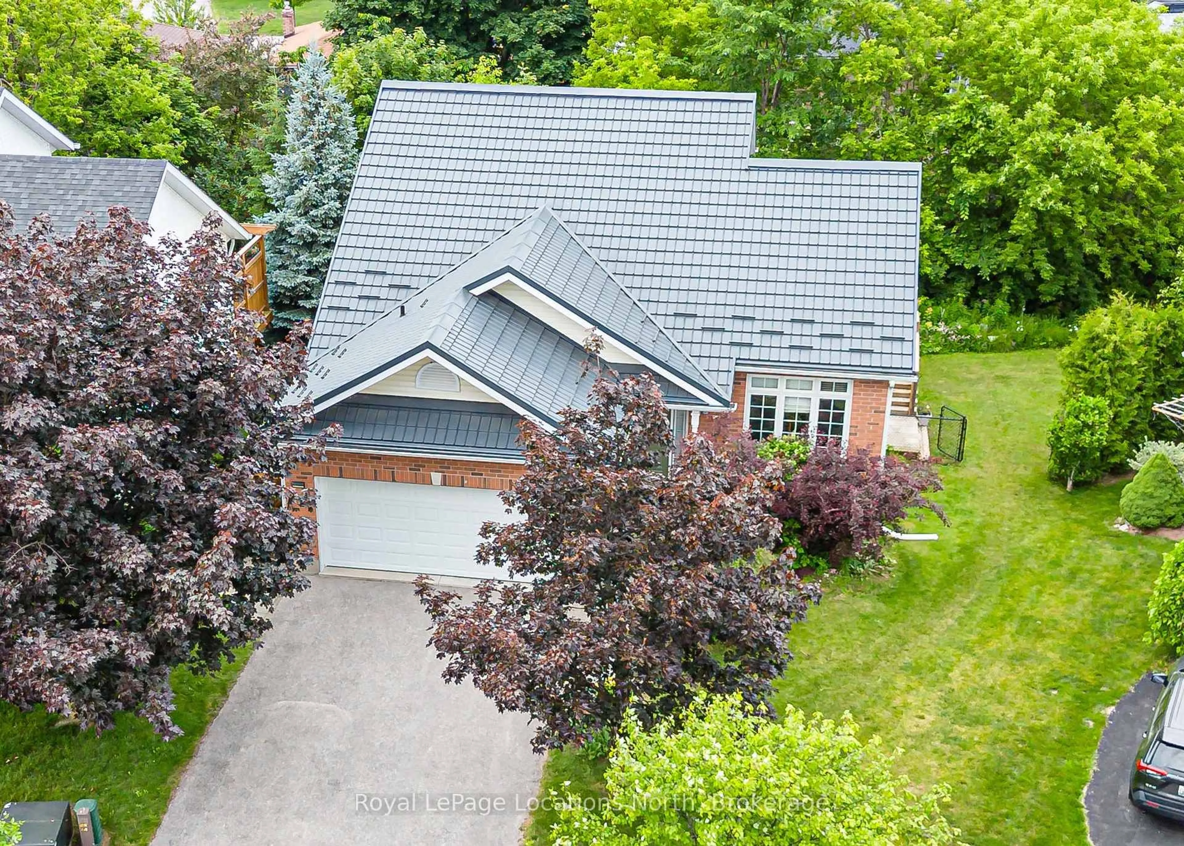 A pic from outside/outdoor area/front of a property/back of a property/a pic from drone, street for 18 River Ru, Collingwood Ontario L9Y 5J7