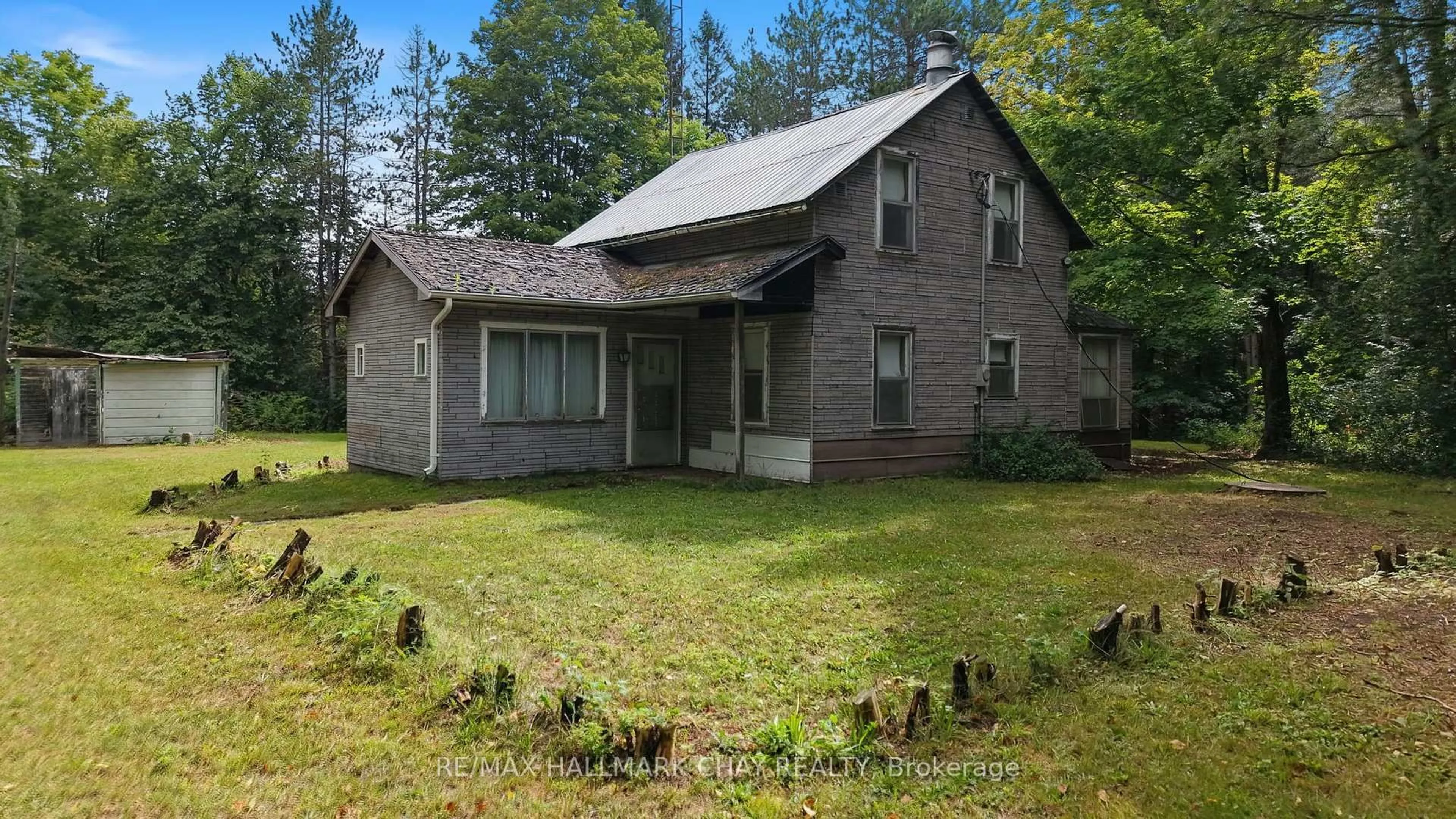 A pic from outside/outdoor area/front of a property/back of a property/a pic from drone, building for 1347 Old Second Rd, Springwater Ontario L0L 2K0