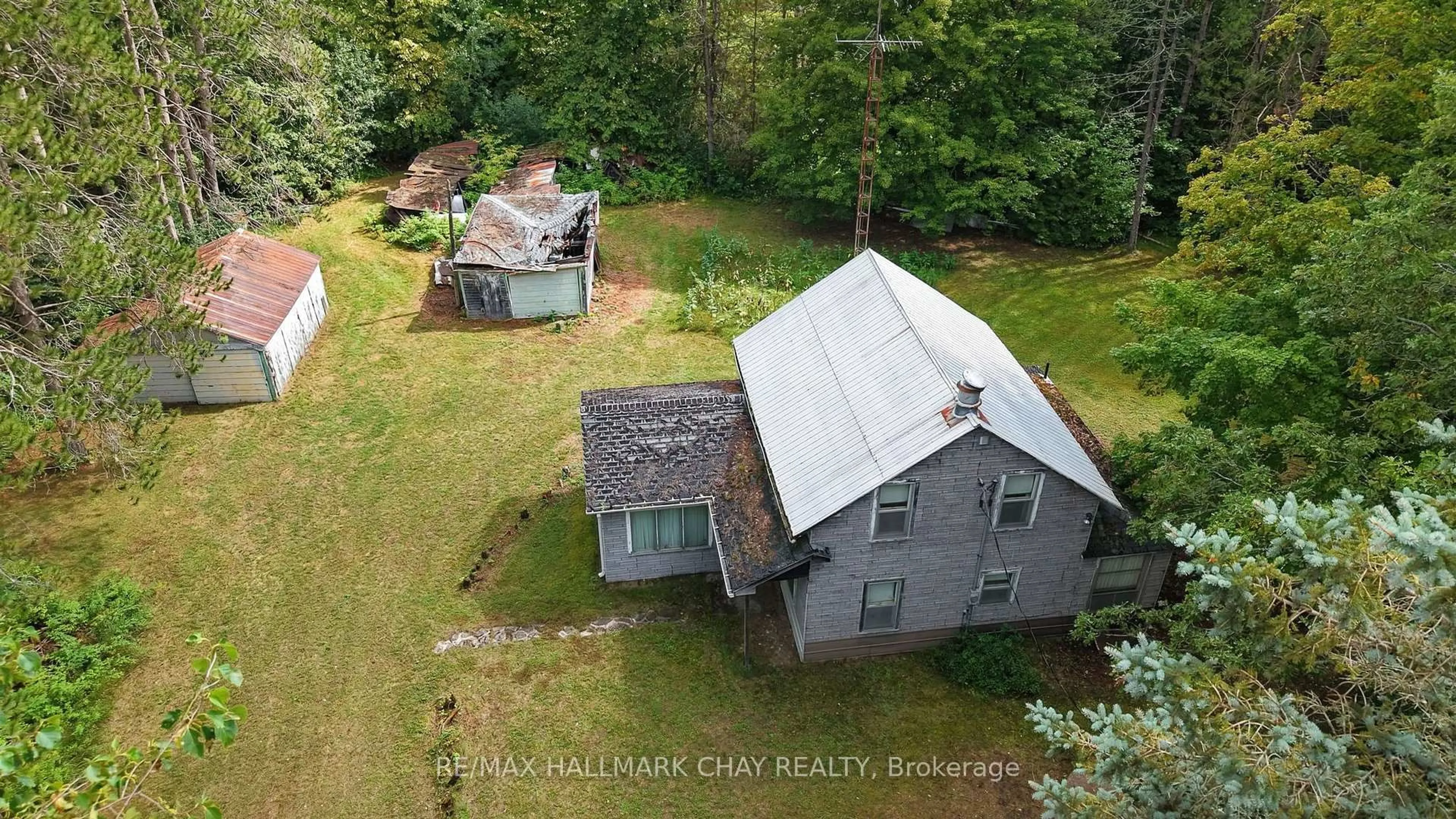 A pic from outside/outdoor area/front of a property/back of a property/a pic from drone, building for 1347 Old Second Rd, Springwater Ontario L0L 2K0