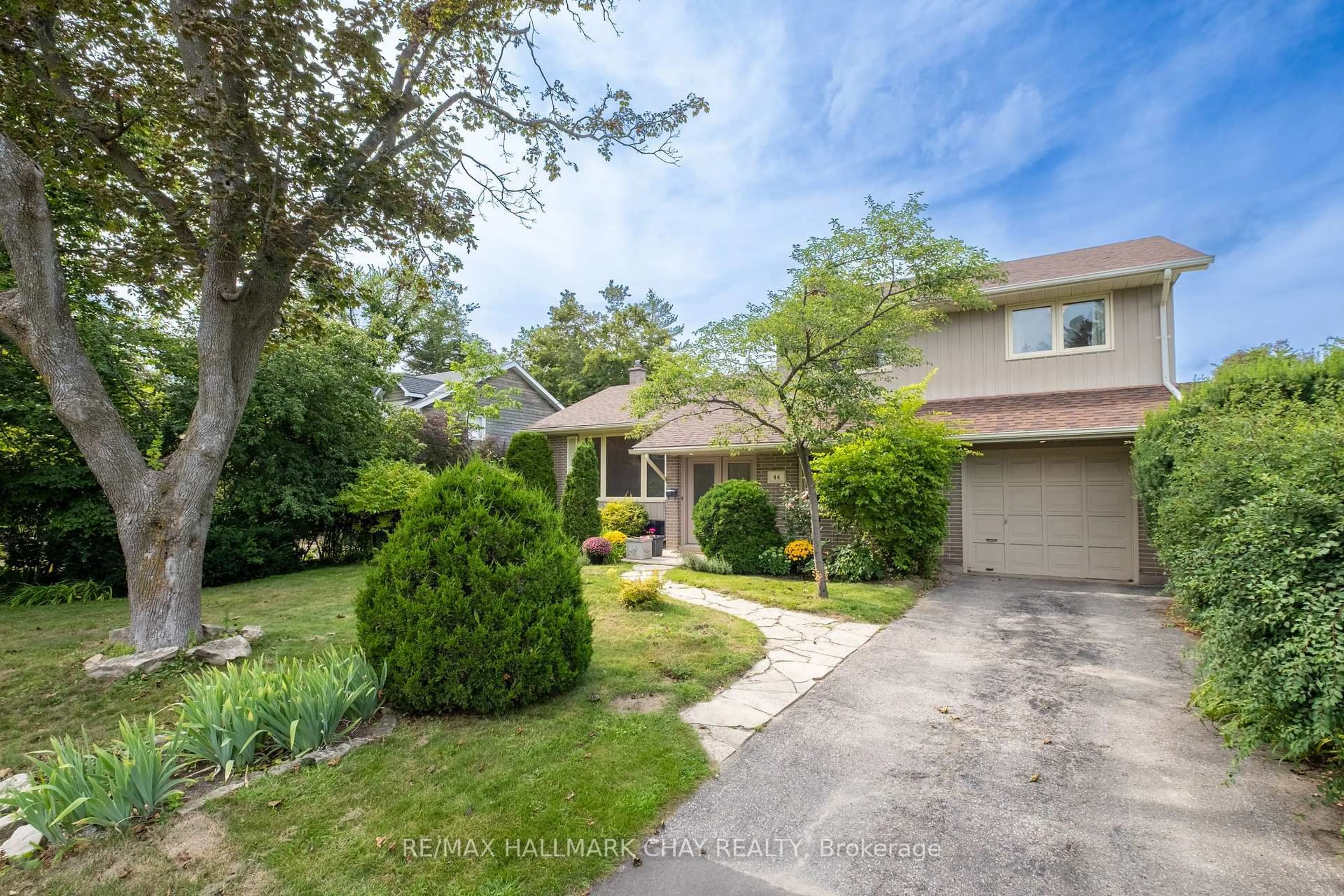 A pic from outside/outdoor area/front of a property/back of a property/a pic from drone, street for 44 Amelia St, Barrie Ontario L4M 1M6