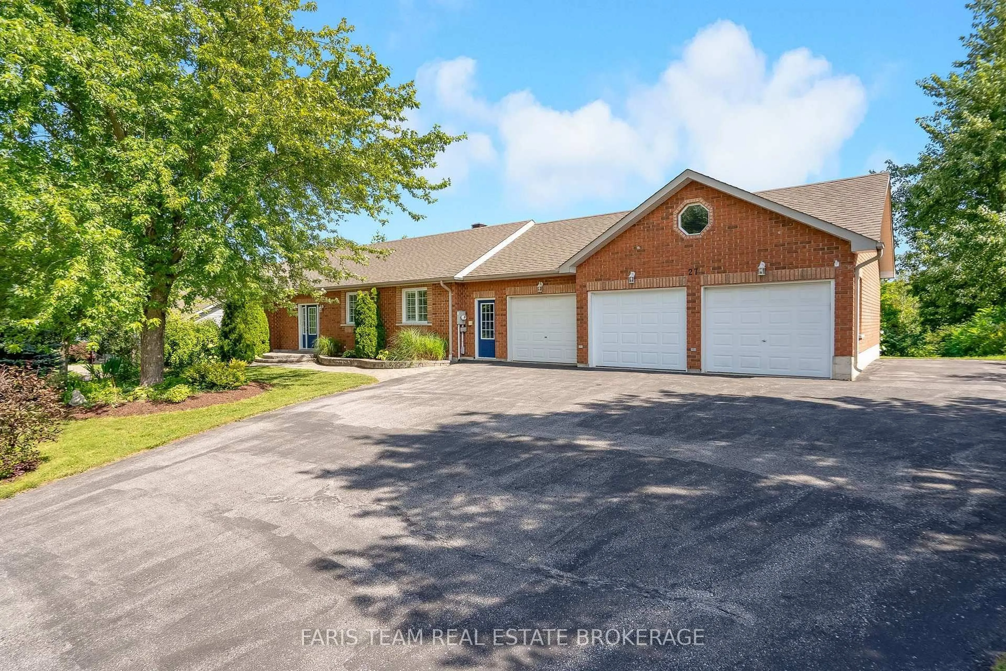 A pic from outside/outdoor area/front of a property/back of a property/a pic from drone, street for 27 Bachly Ave, Oro-Medonte Ontario L0K 1N0
