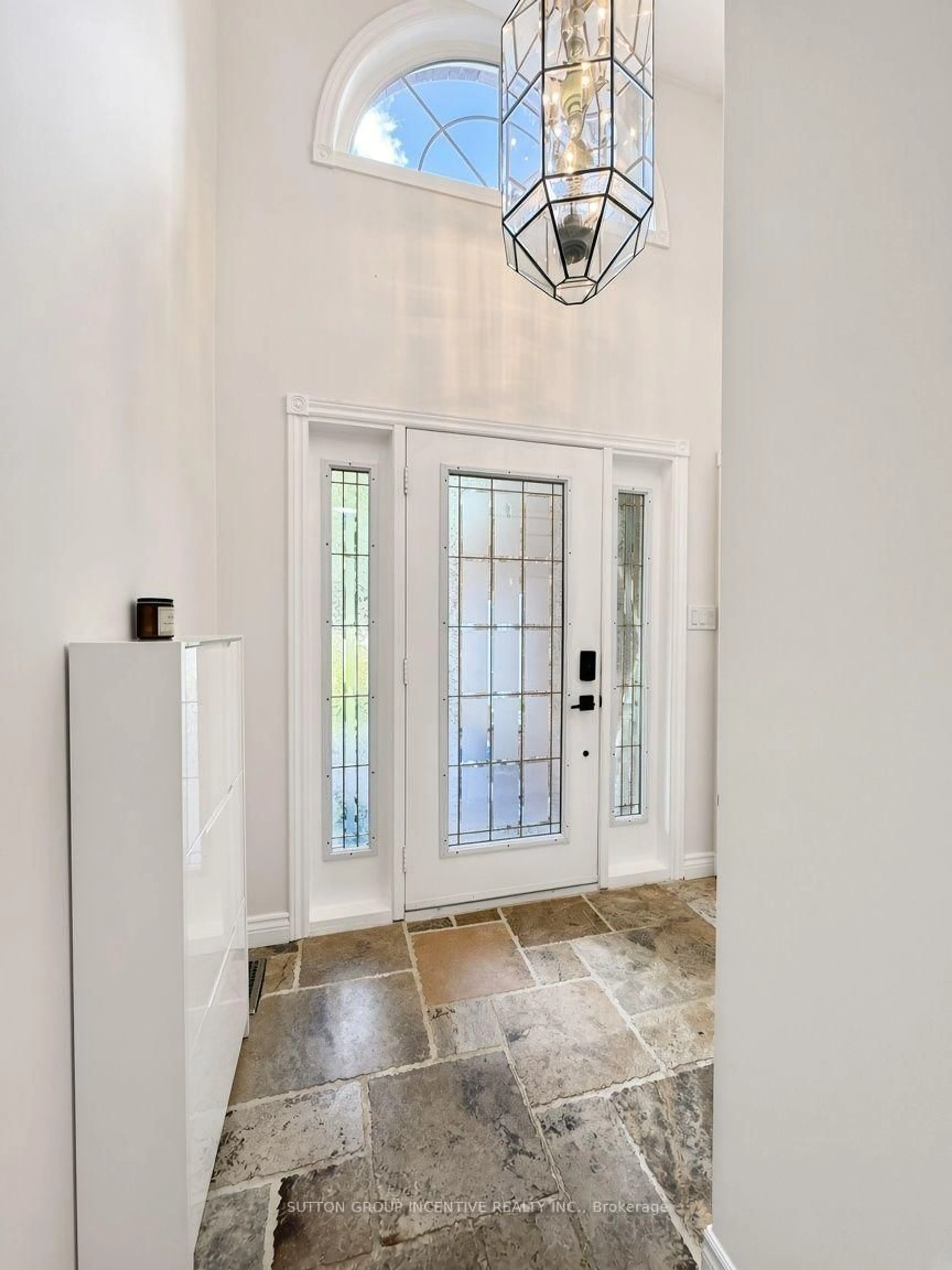 Indoor entryway for 8 Alpine Way, Oro-Medonte Ontario L0L 2L0