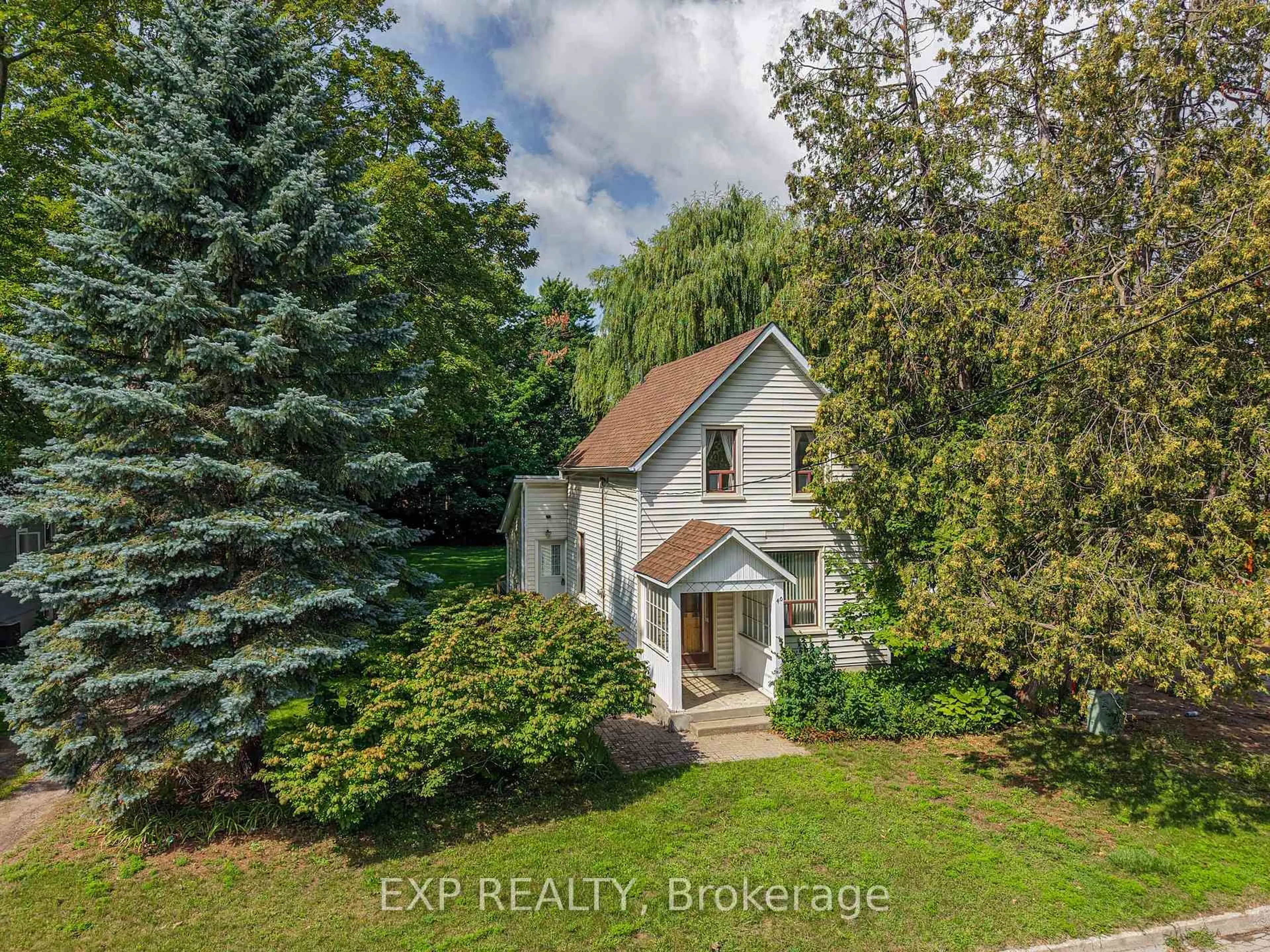 A pic from outside/outdoor area/front of a property/back of a property/a pic from drone, street for 40 Marcus St, Barrie Ontario L4N 3L8