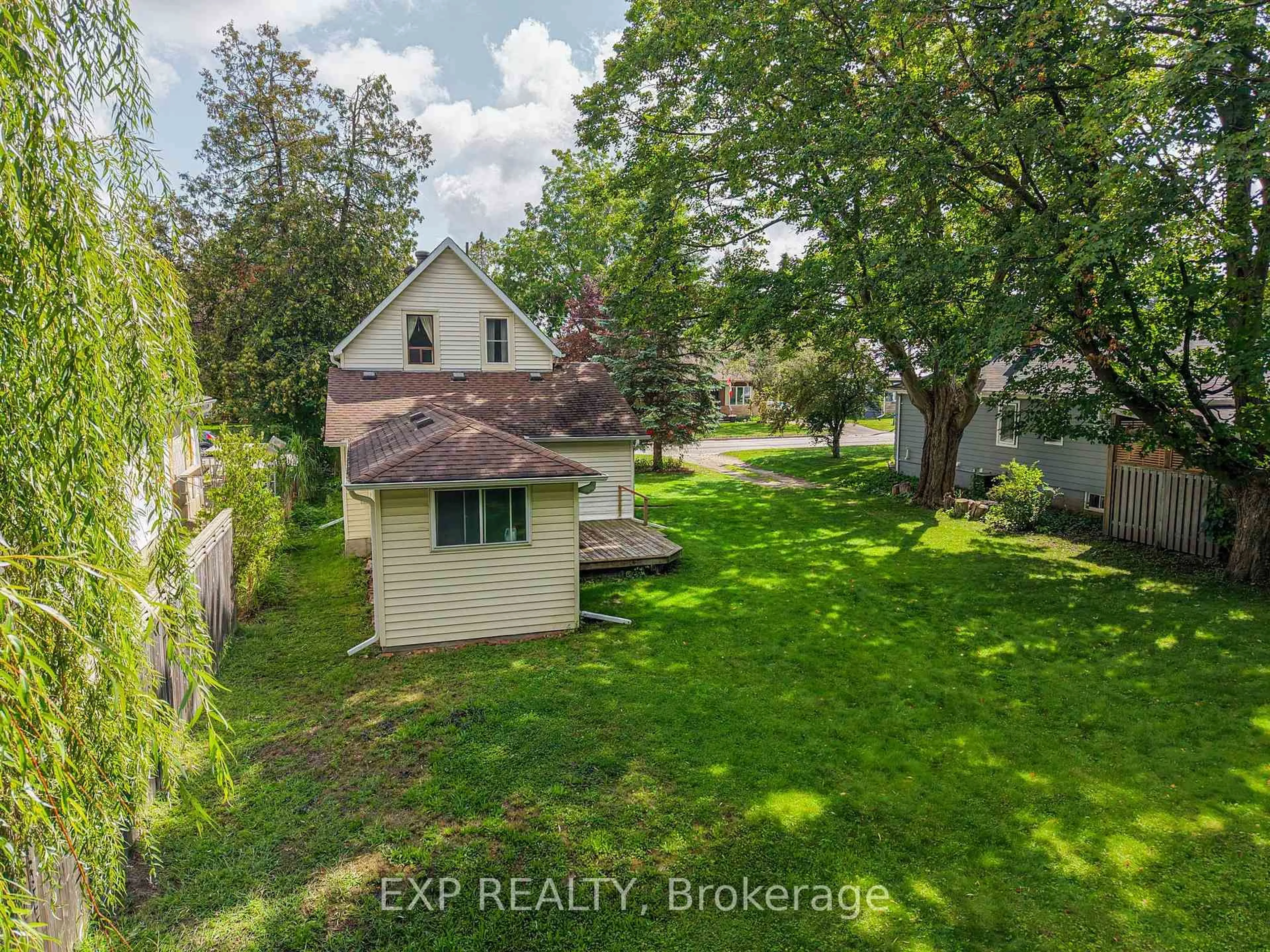 A pic from outside/outdoor area/front of a property/back of a property/a pic from drone, unknown for 40 Marcus St, Barrie Ontario L4N 3L8