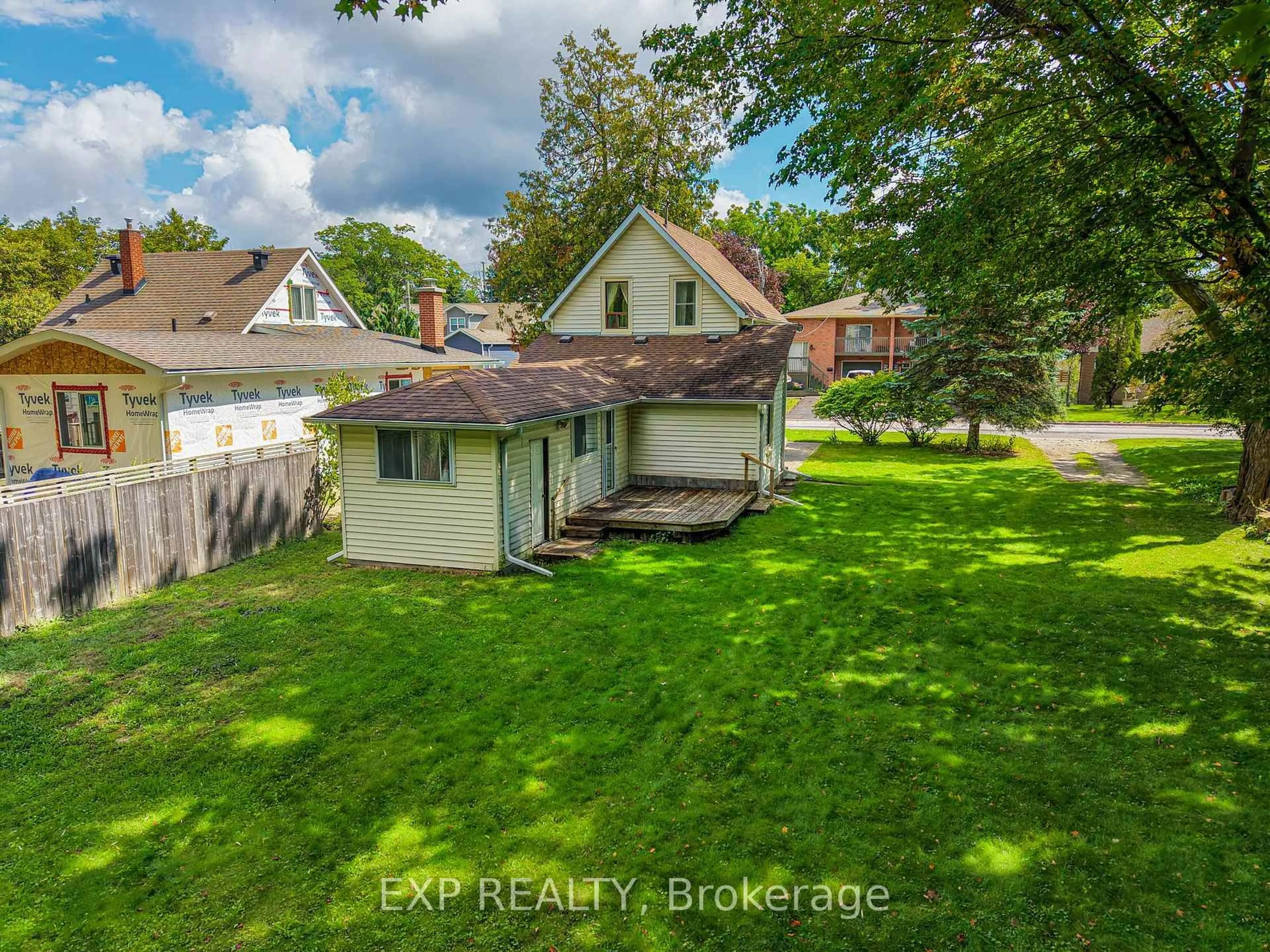 A pic from outside/outdoor area/front of a property/back of a property/a pic from drone, street for 40 Marcus St, Barrie Ontario L4N 3L8