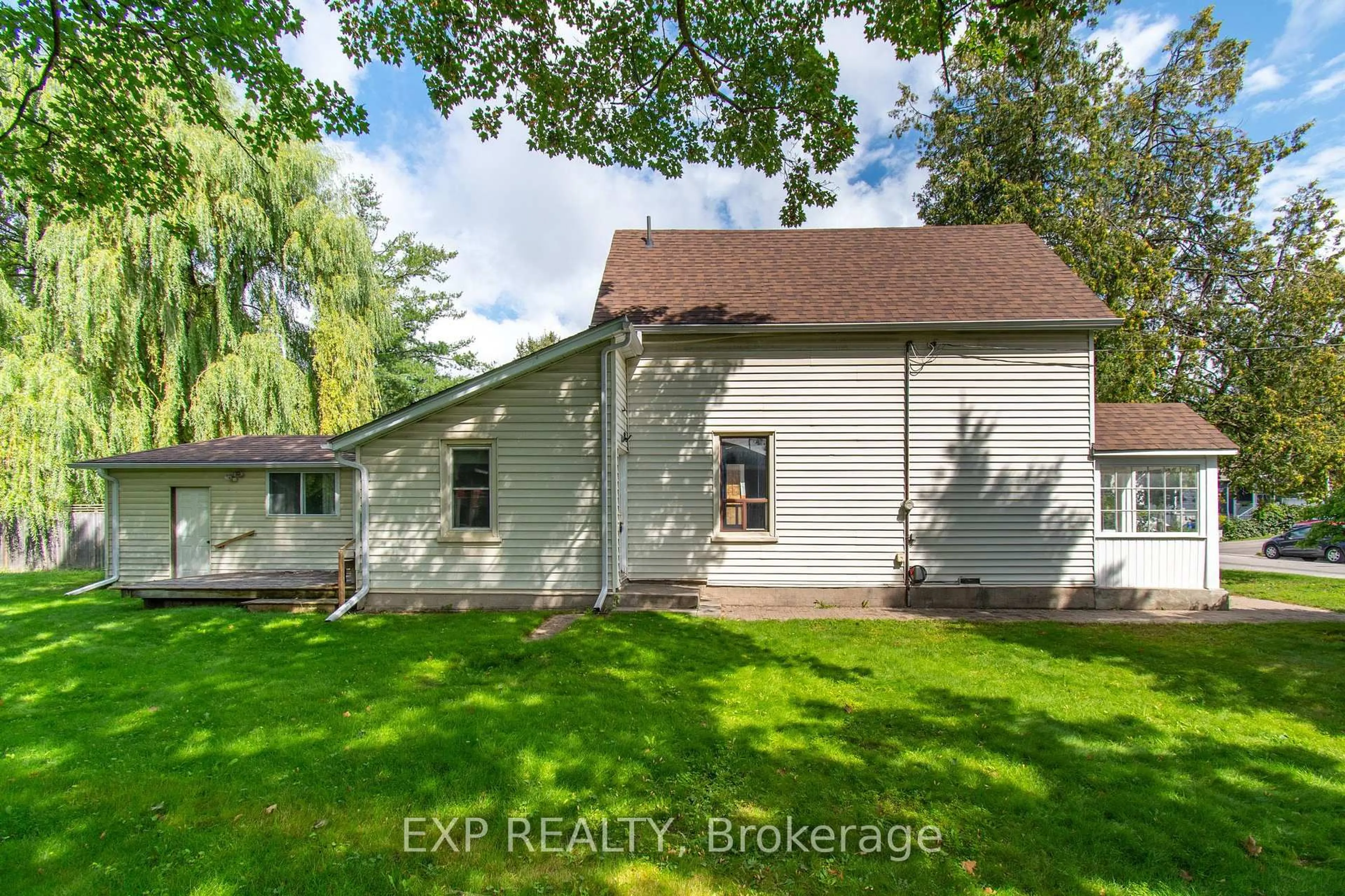 A pic from outside/outdoor area/front of a property/back of a property/a pic from drone, street for 40 Marcus St, Barrie Ontario L4N 3L8