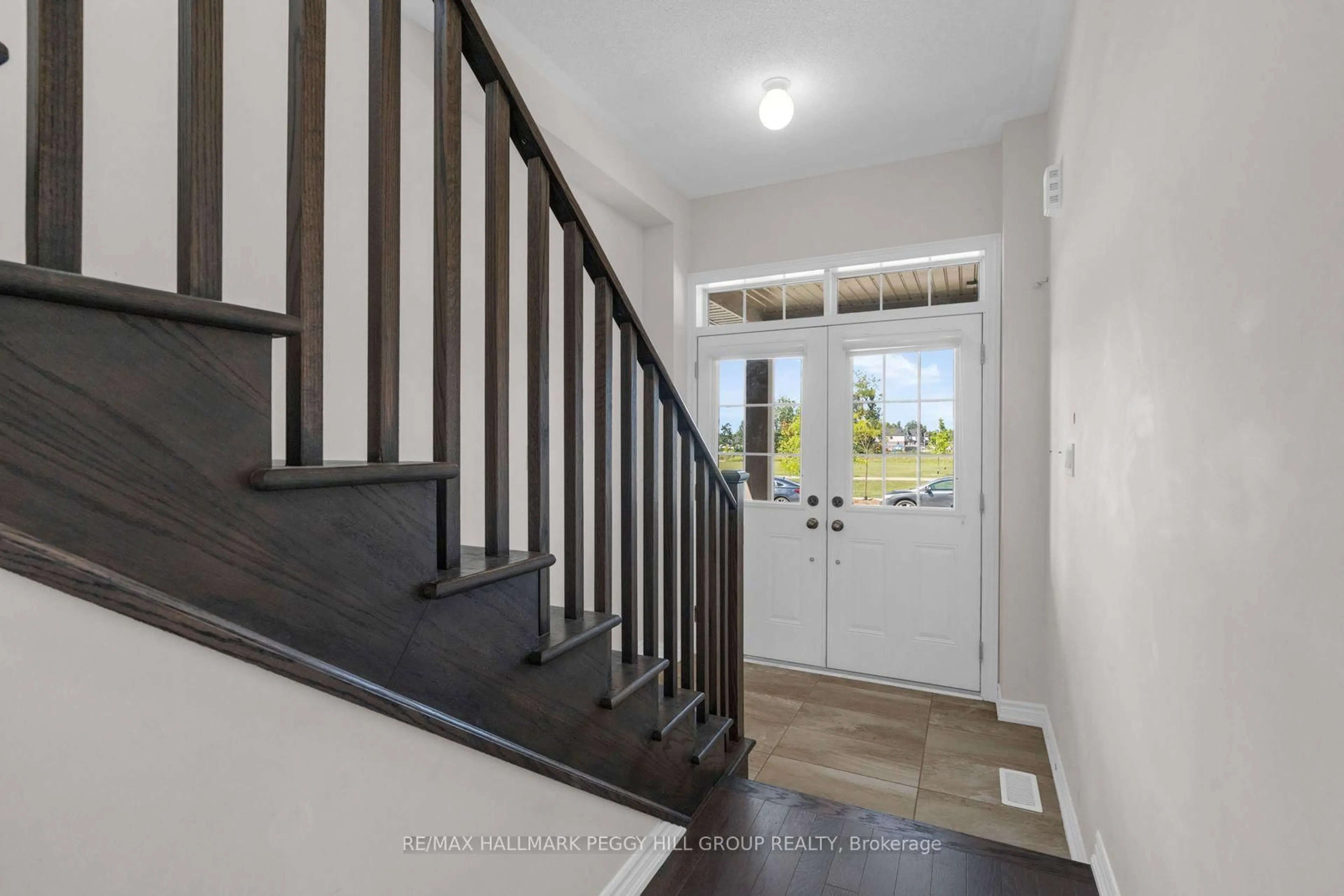 Indoor entryway for 116 Nottingham Rd, Barrie Ontario L9J 0L4