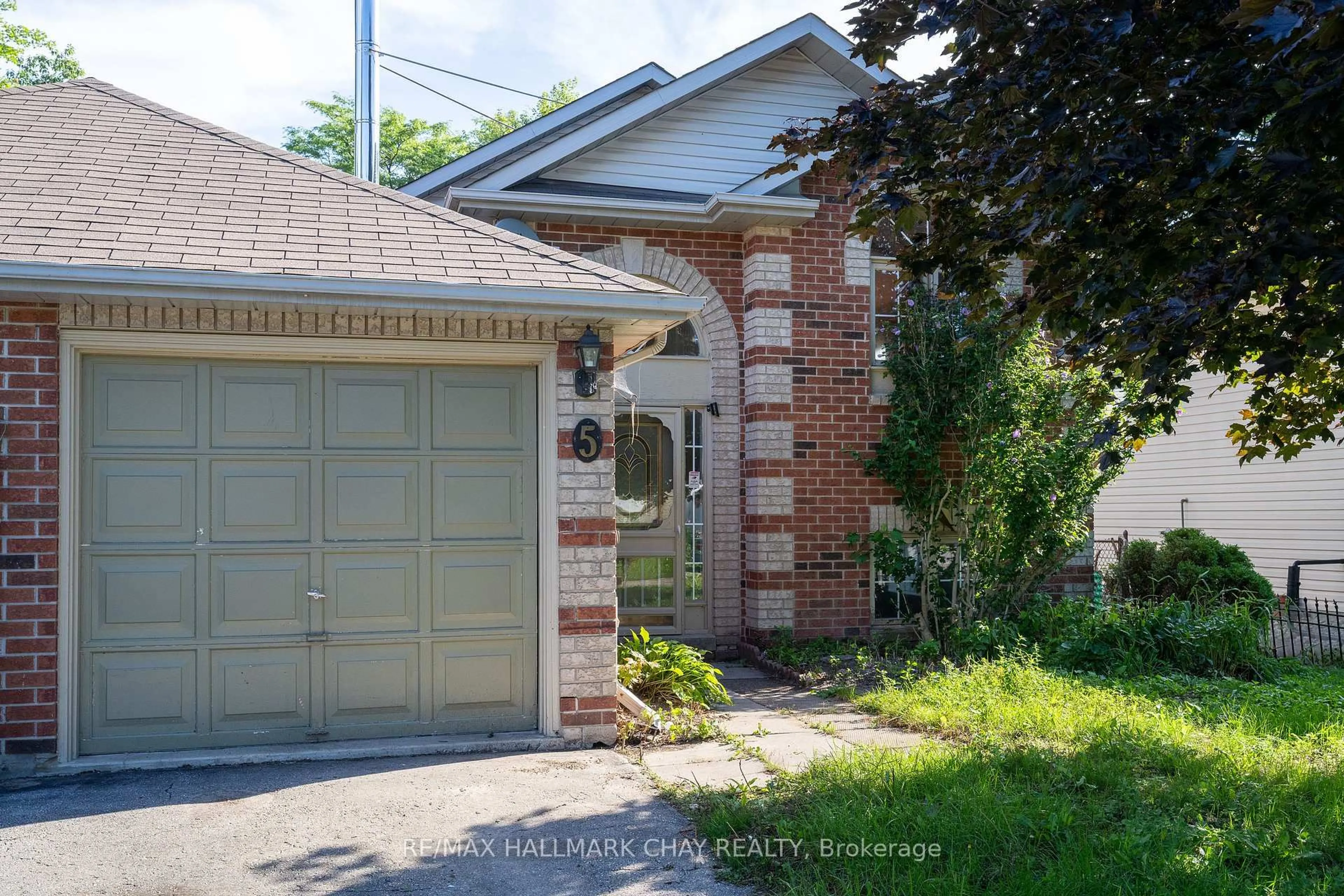 Home with brick exterior material, street for 5 Goldsmith Pl, Wasaga Beach Ontario L9Z 1E4
