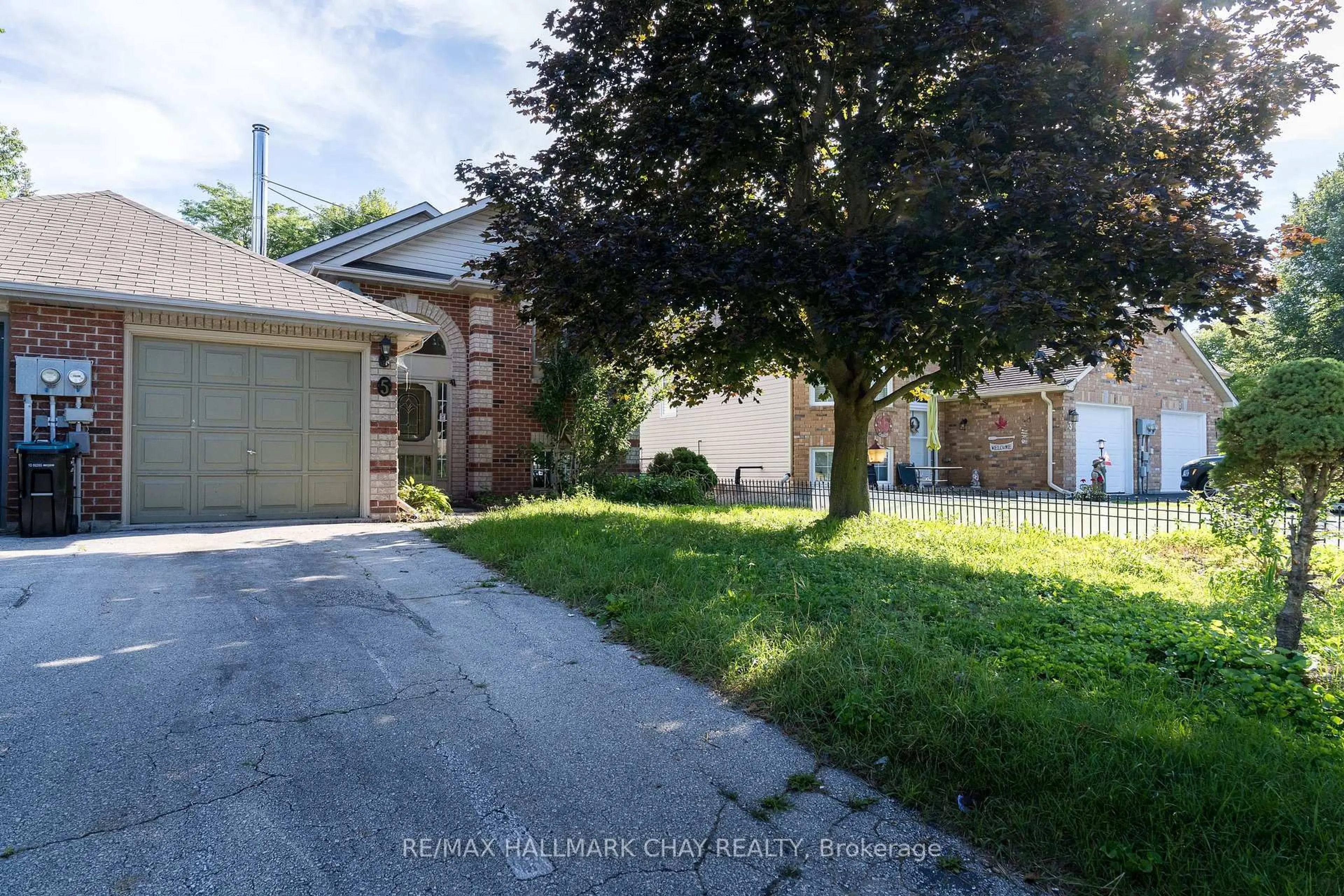 A pic from outside/outdoor area/front of a property/back of a property/a pic from drone, street for 5 Goldsmith Pl, Wasaga Beach Ontario L9Z 1E4
