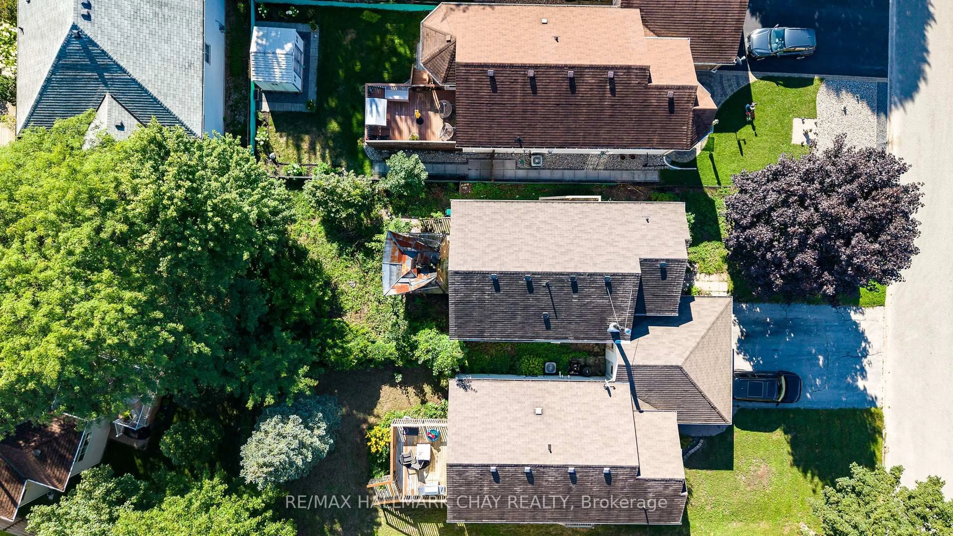 A pic from outside/outdoor area/front of a property/back of a property/a pic from drone, unknown for 5 Goldsmith Pl, Wasaga Beach Ontario L9Z 1E4