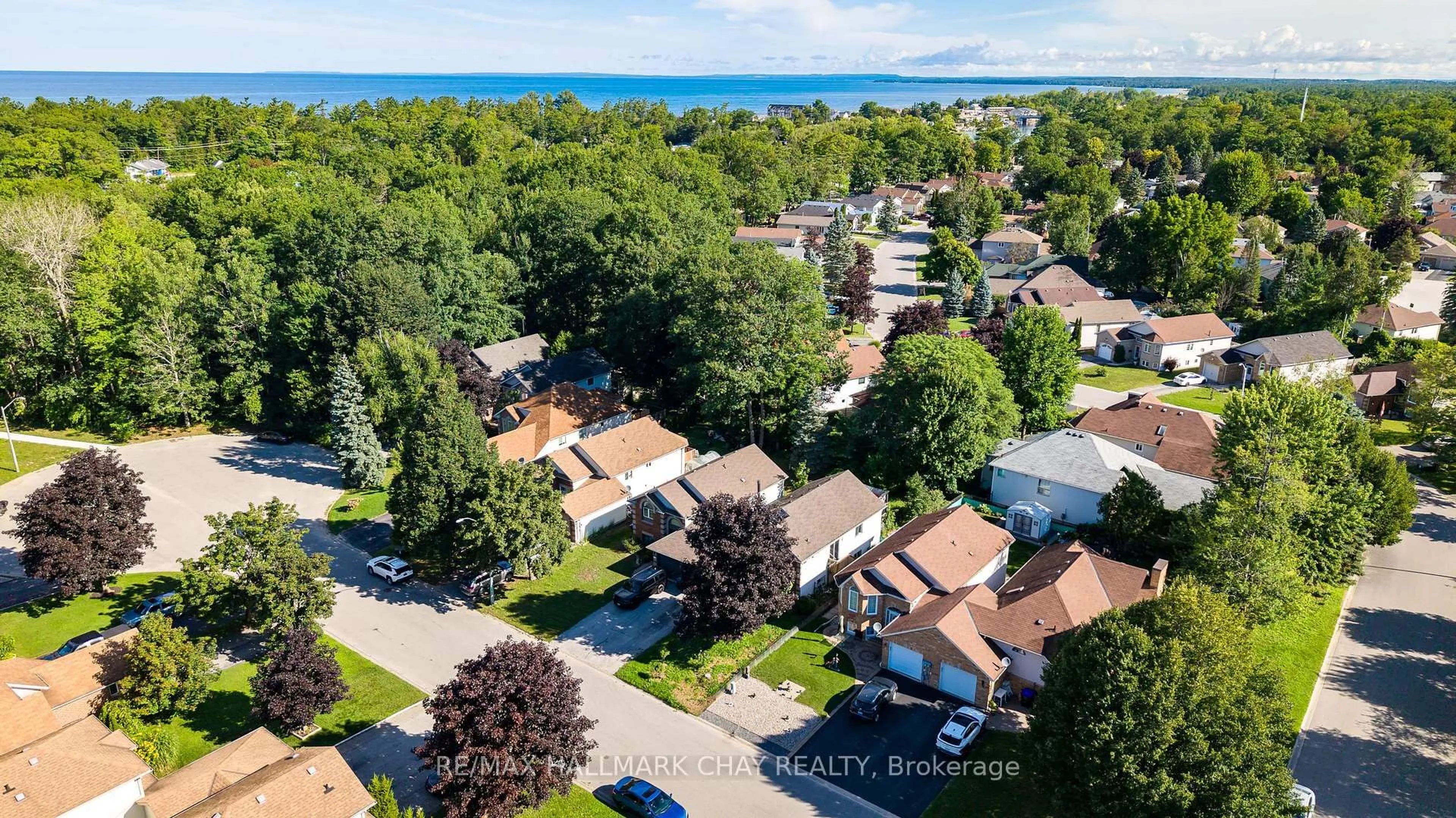 A pic from outside/outdoor area/front of a property/back of a property/a pic from drone, unknown for 5 Goldsmith Pl, Wasaga Beach Ontario L9Z 1E4