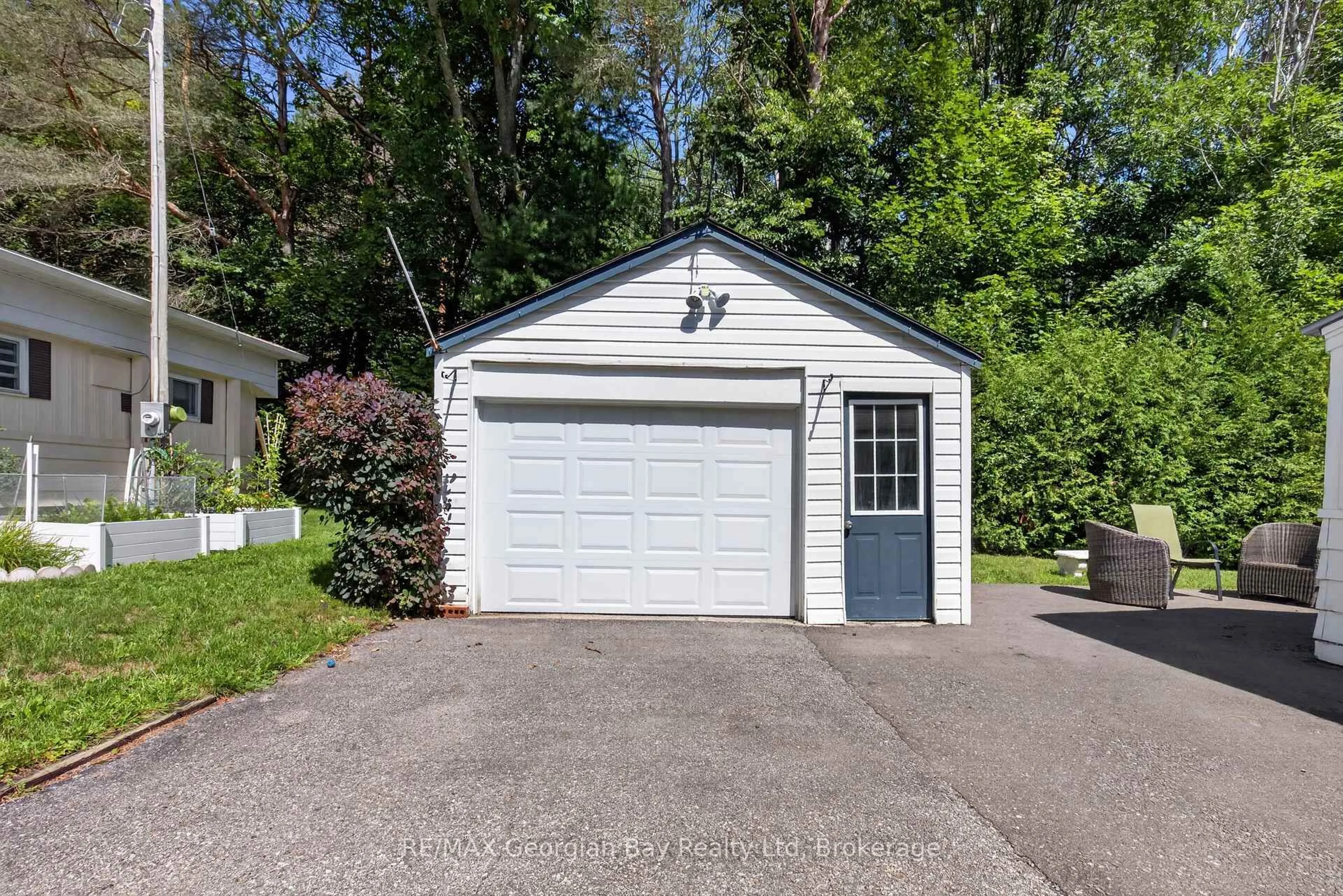 Indoor garage for 525 Midland Point Rd #33, Midland Ontario L4R 5G9