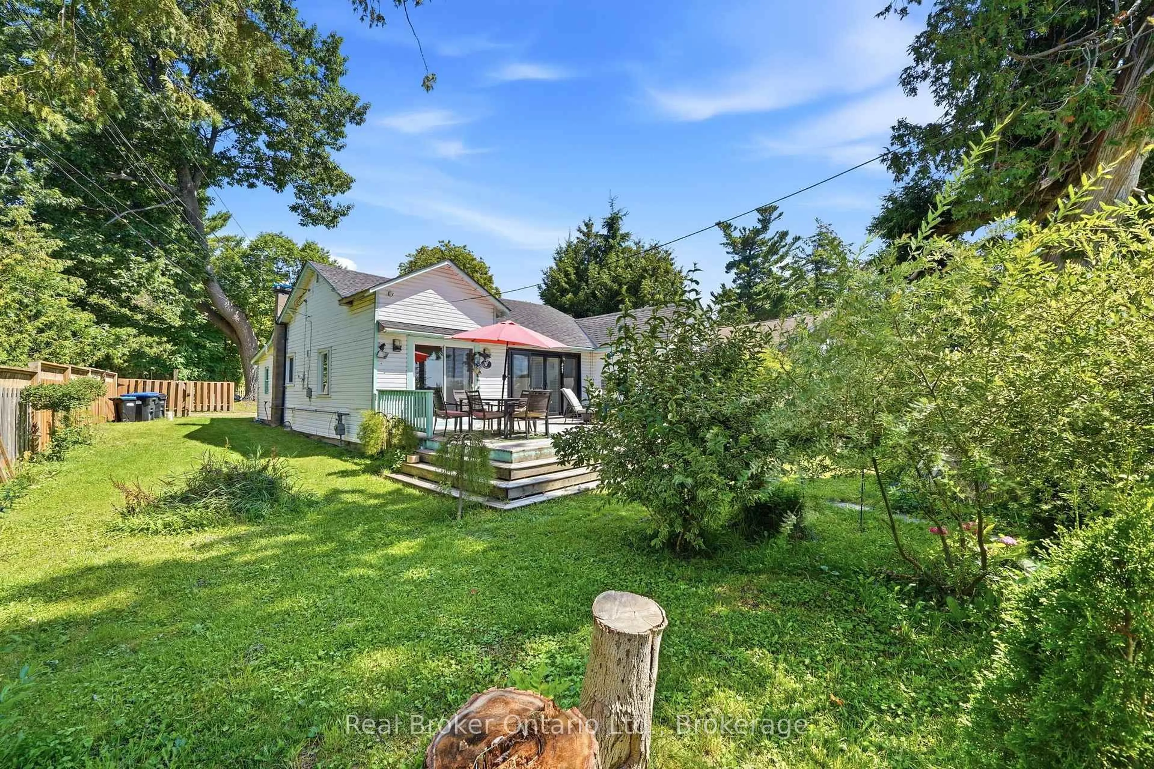 A pic from outside/outdoor area/front of a property/back of a property/a pic from drone, unknown for 7 Oliver Dr, Tiny Ontario L0L 2J0