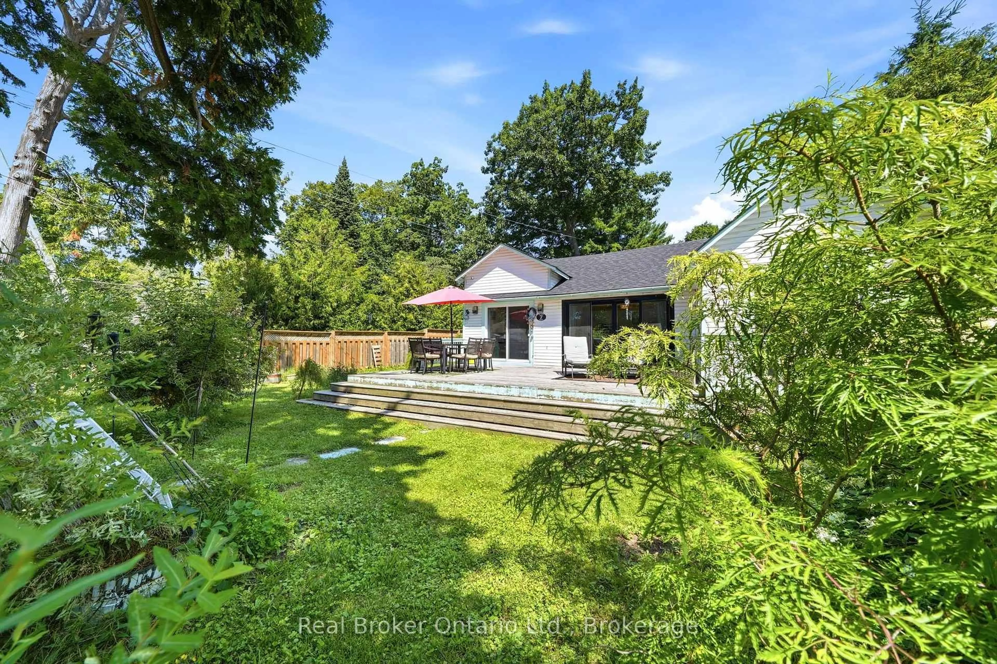 A pic from outside/outdoor area/front of a property/back of a property/a pic from drone, unknown for 7 Oliver Dr, Tiny Ontario L0L 2J0